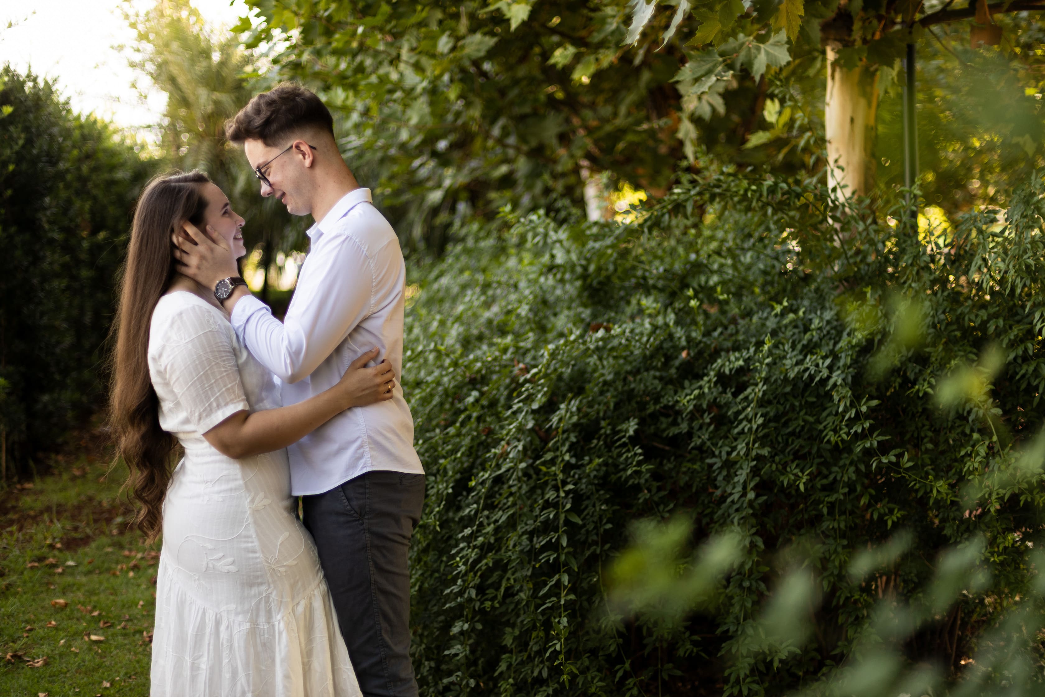 Casal sorrindo durante ensaio pré-wedding em Maringá