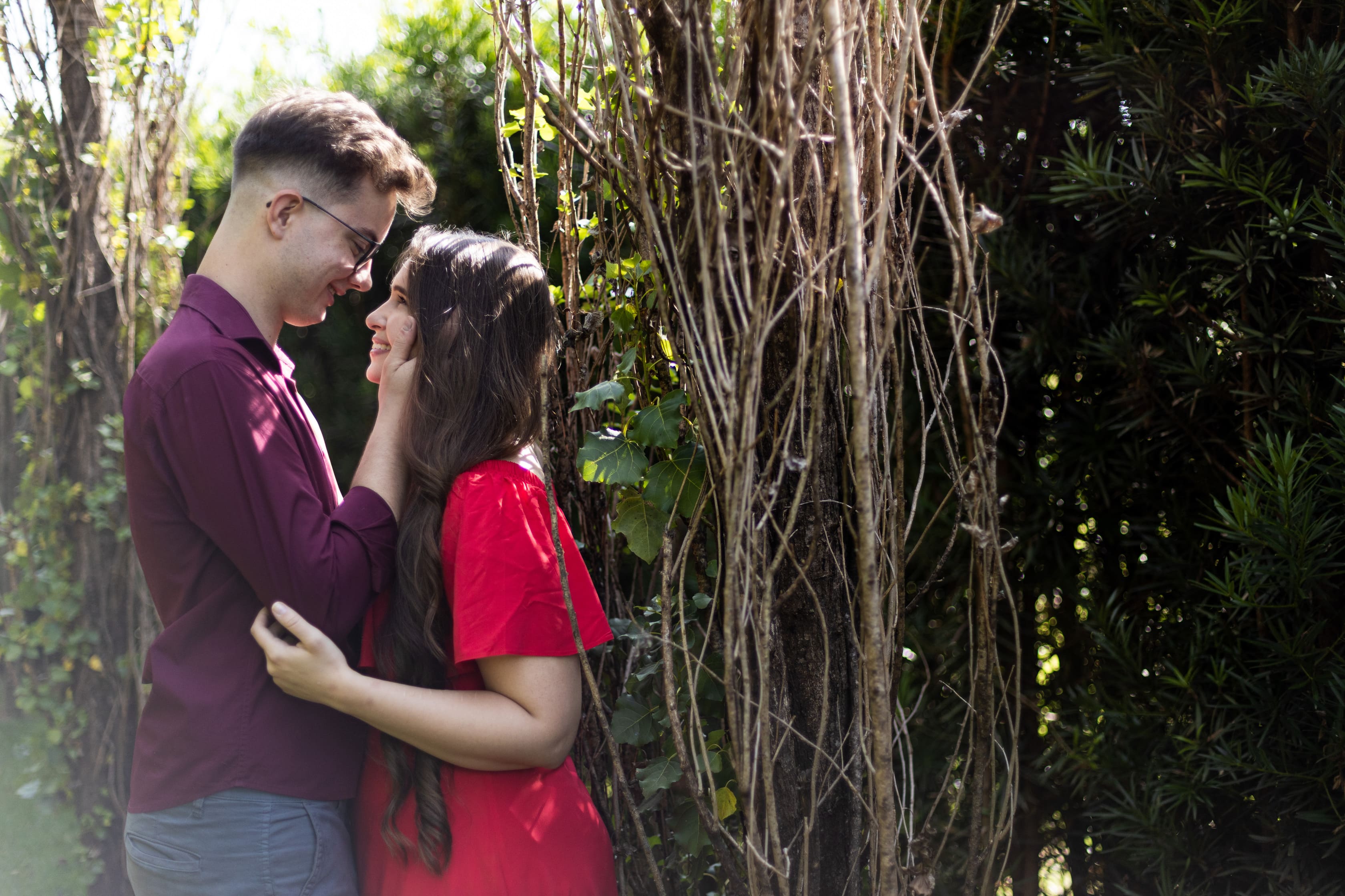Casal na luz da manhã no Euro Garden Maringá