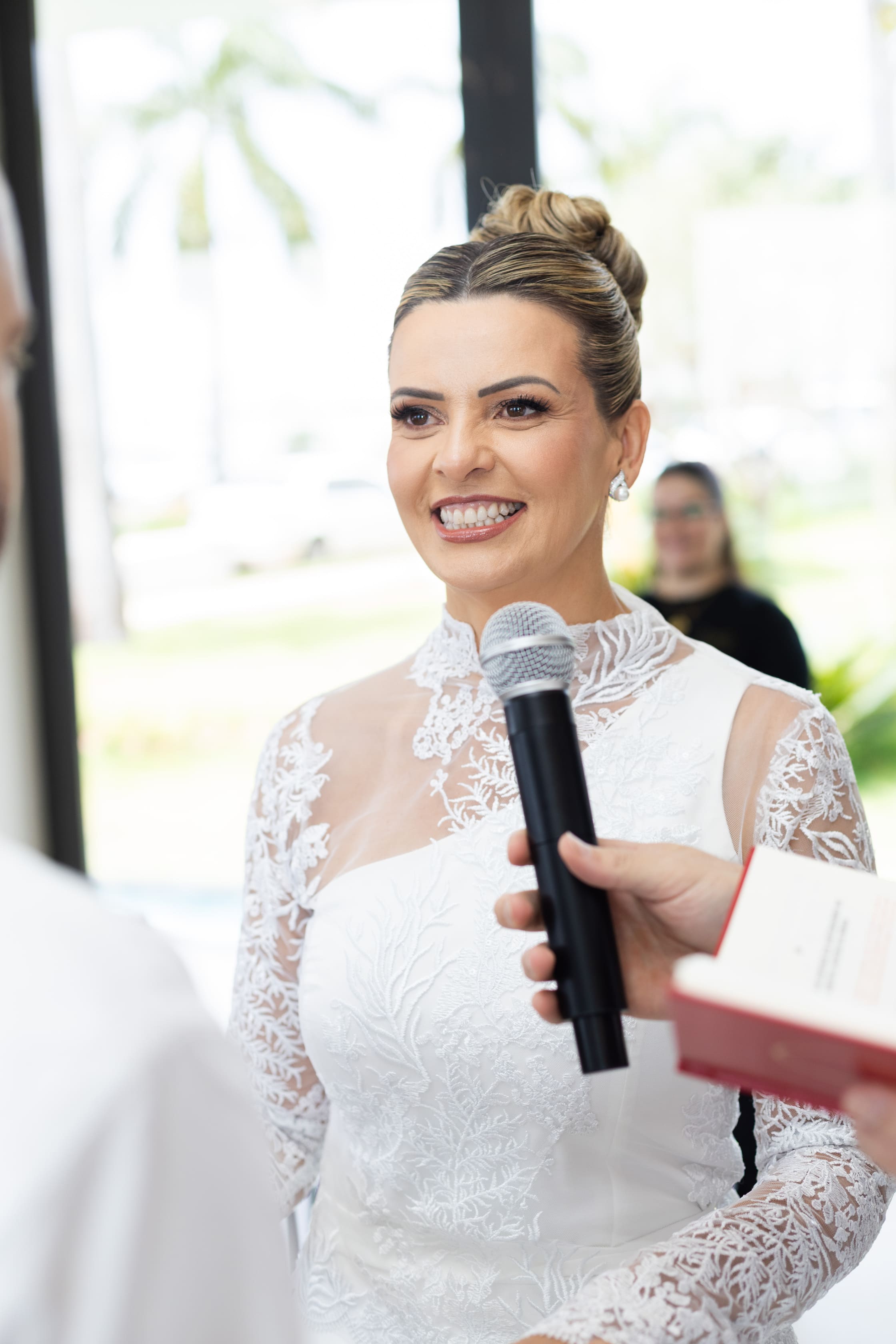 Alessandra sorrindo durante a celebração
