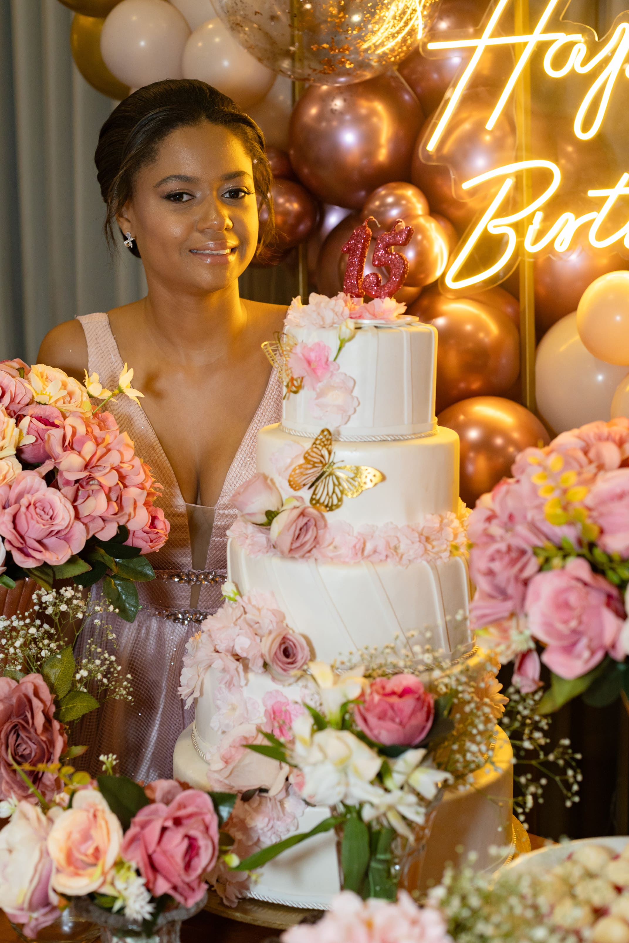 Anna Julia ao lado do bolo de debutante na Churrascaria Nativas Grill