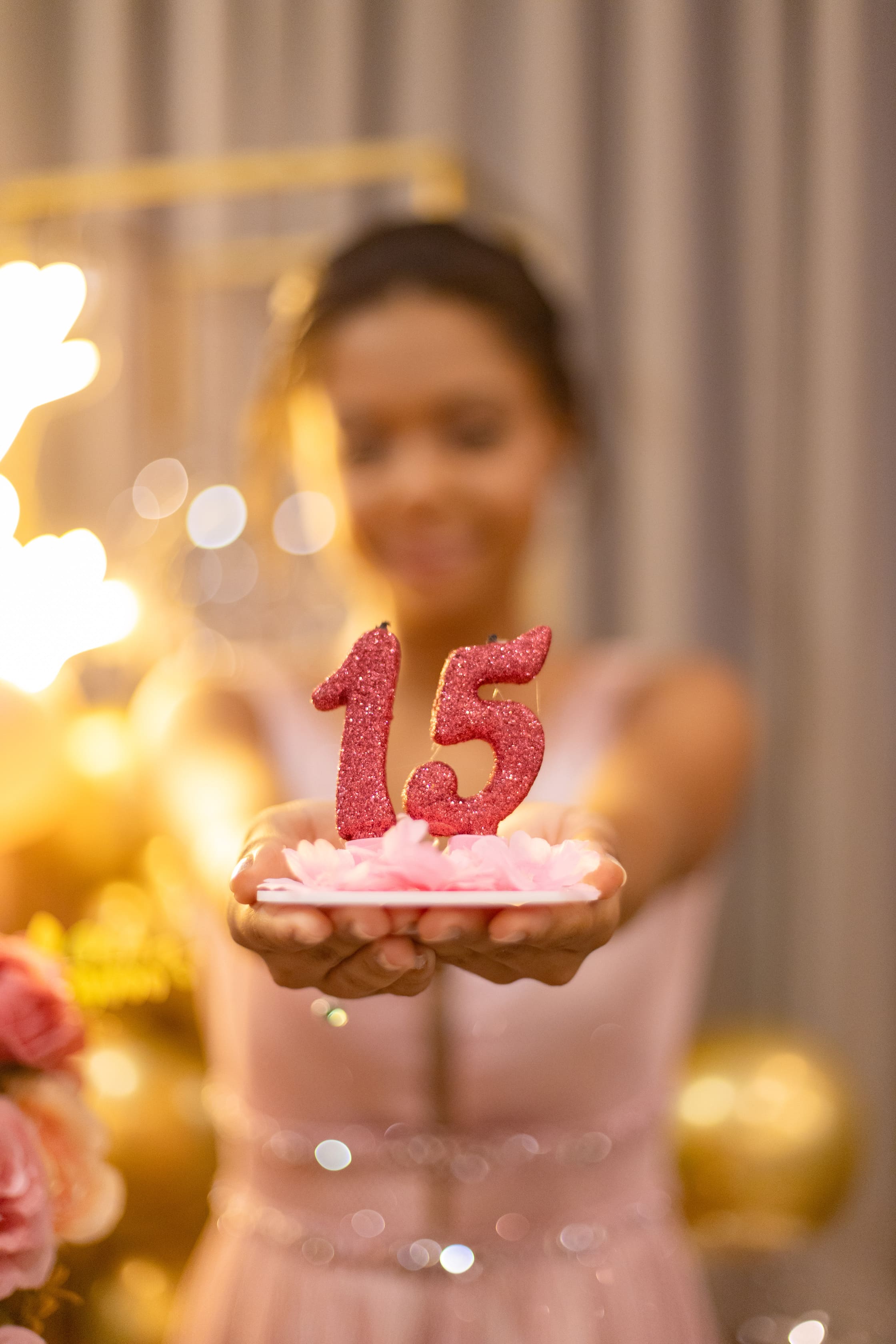 Anna Julia segurando o número 15 em foto artística durante festa de debutante