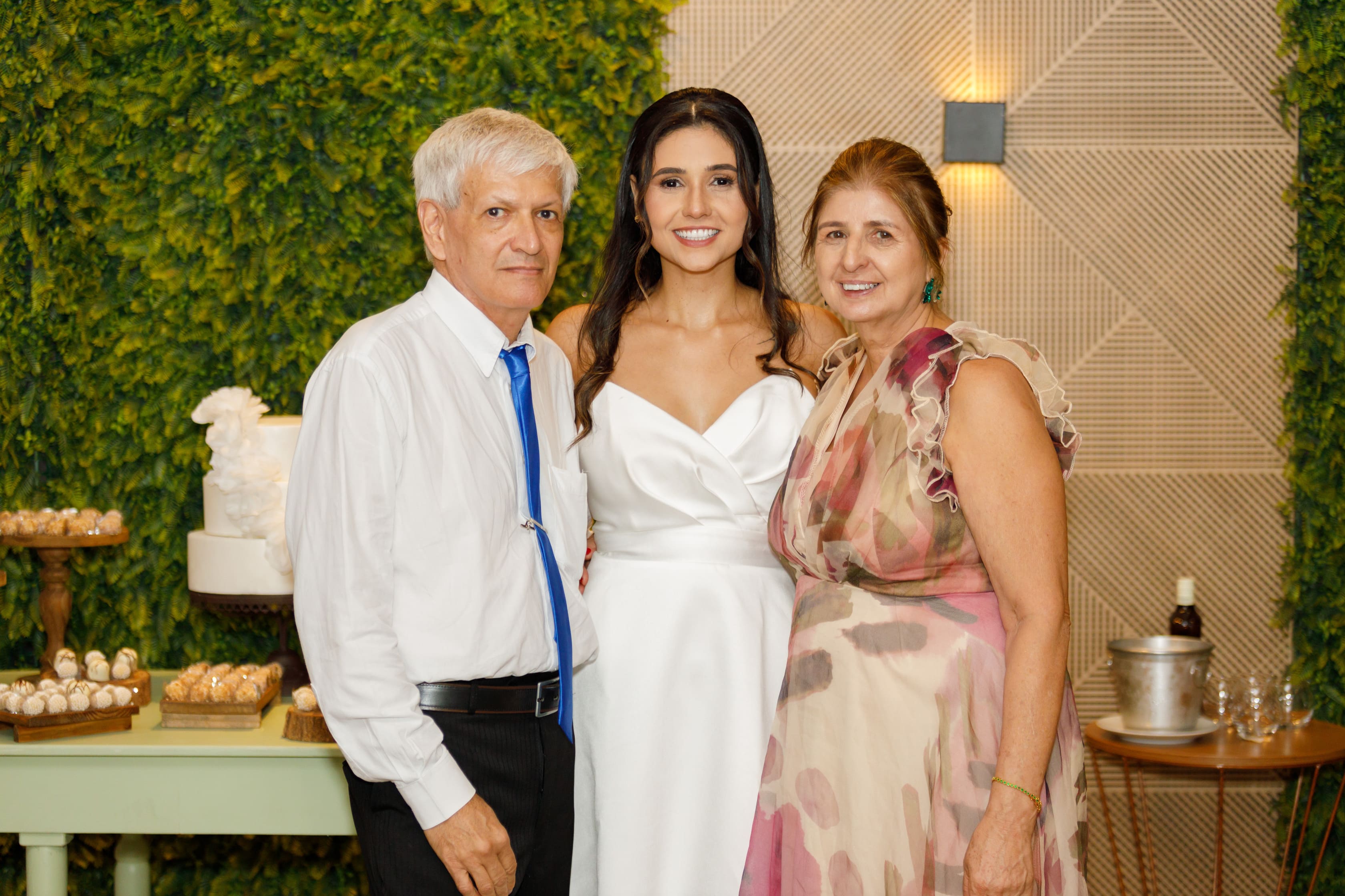 Beatriz e Bruno rodeados de carinho em seu casamento