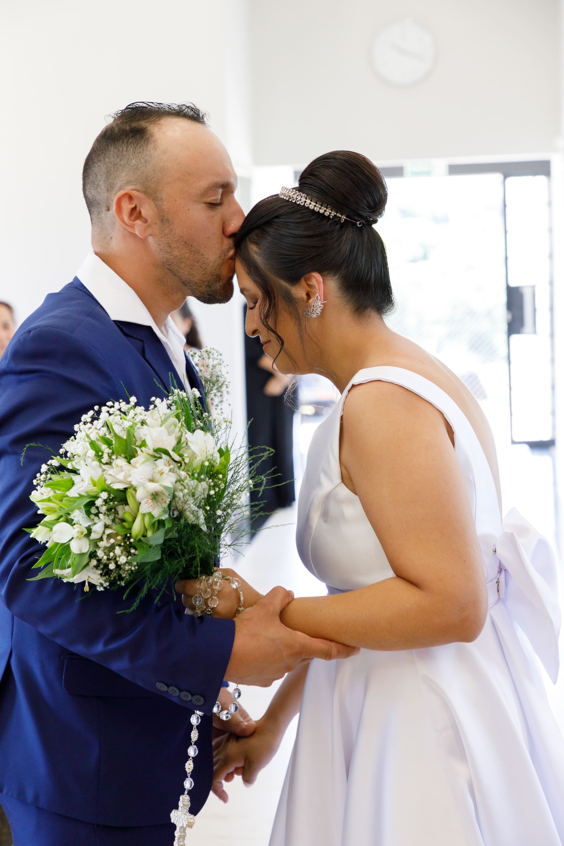 Cerimônia de casamento de Camila e Cesar cercados de amigos na Capela São Lucas