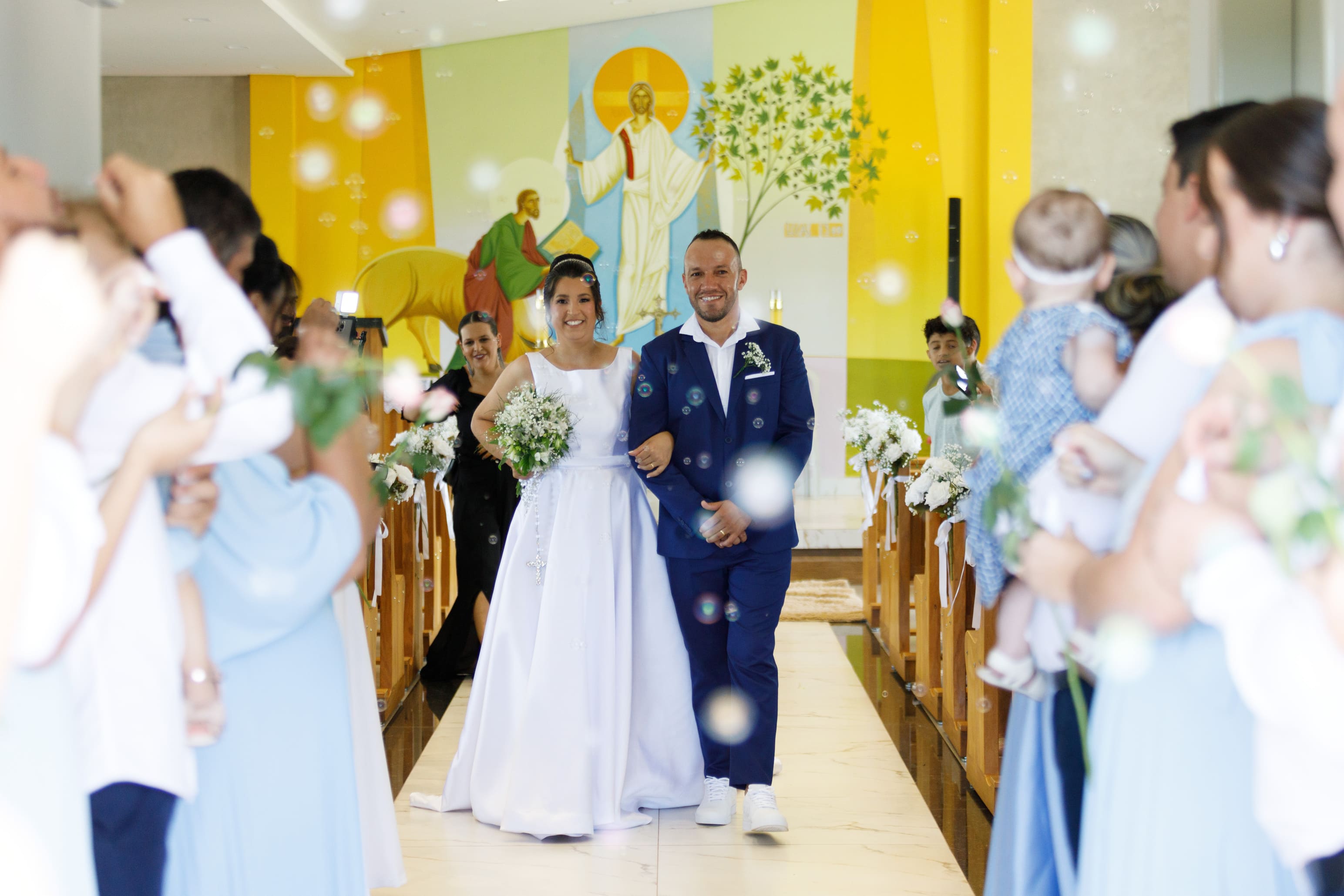 Camila e Cesar rodeados de carinho em seu casamento