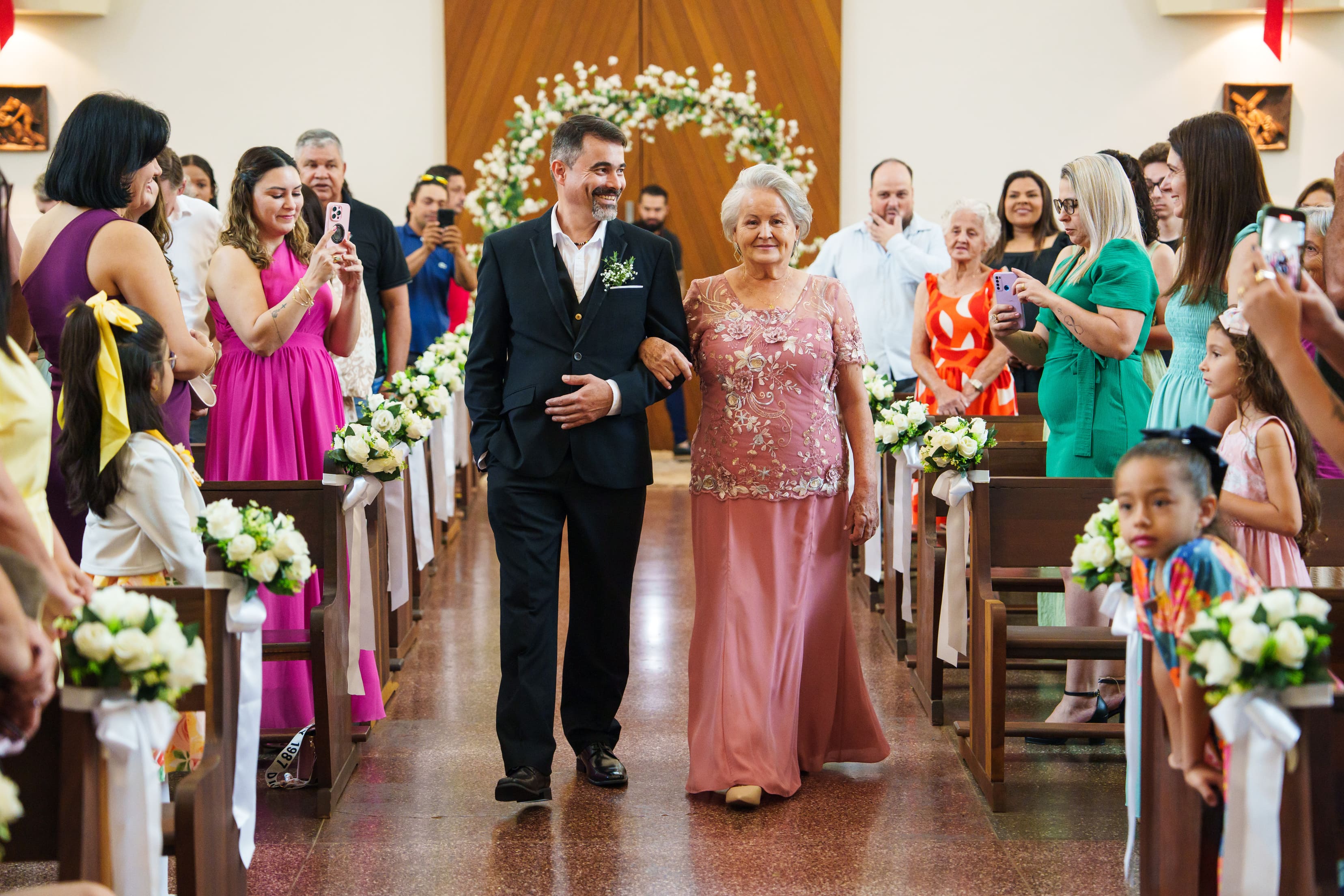 Cerimônia de casamento de Lucinei e Sandro com amigos e família em São Tomé