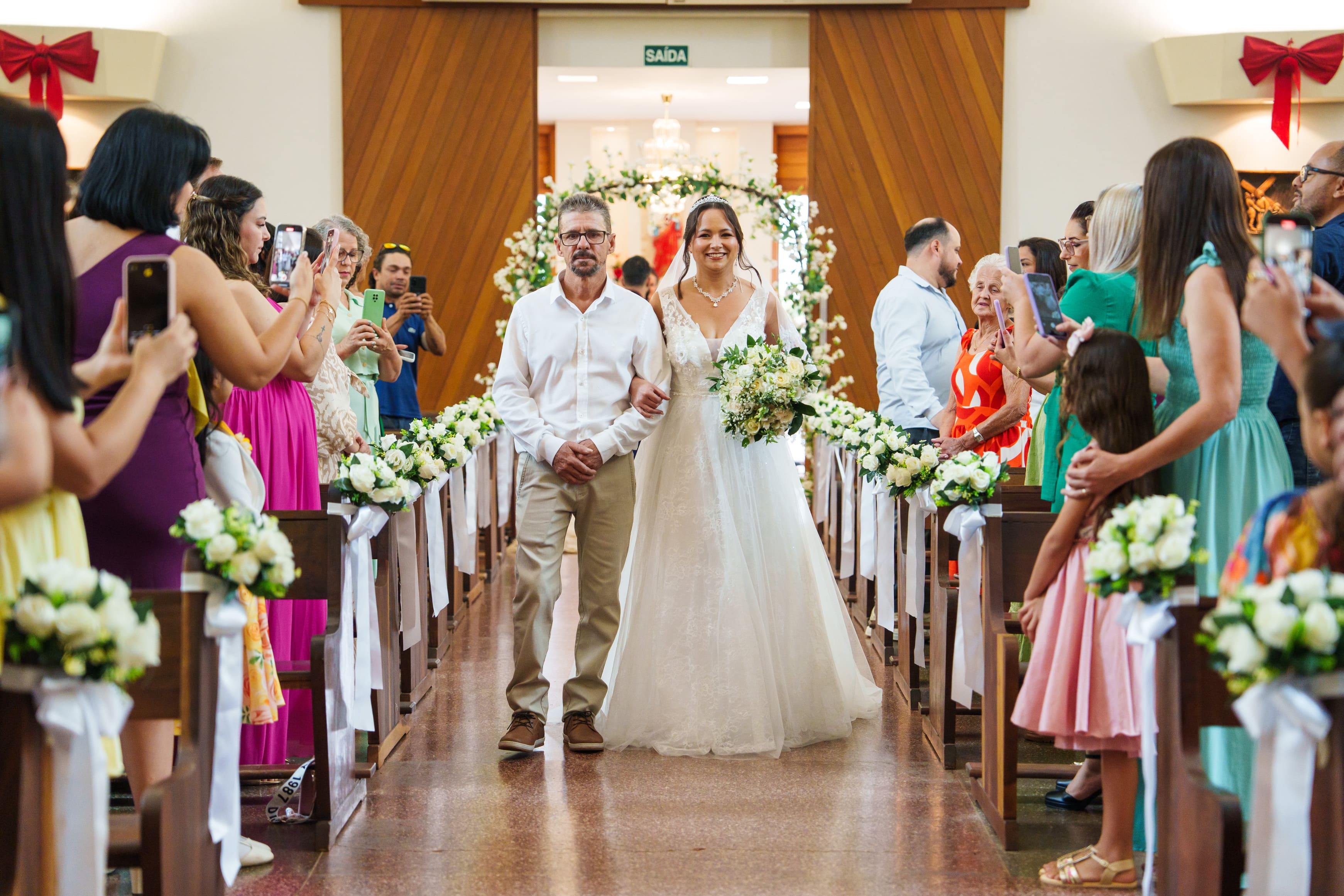 Sandro e Lucinei em momentos de alegria durante o casamento em São Tomé
