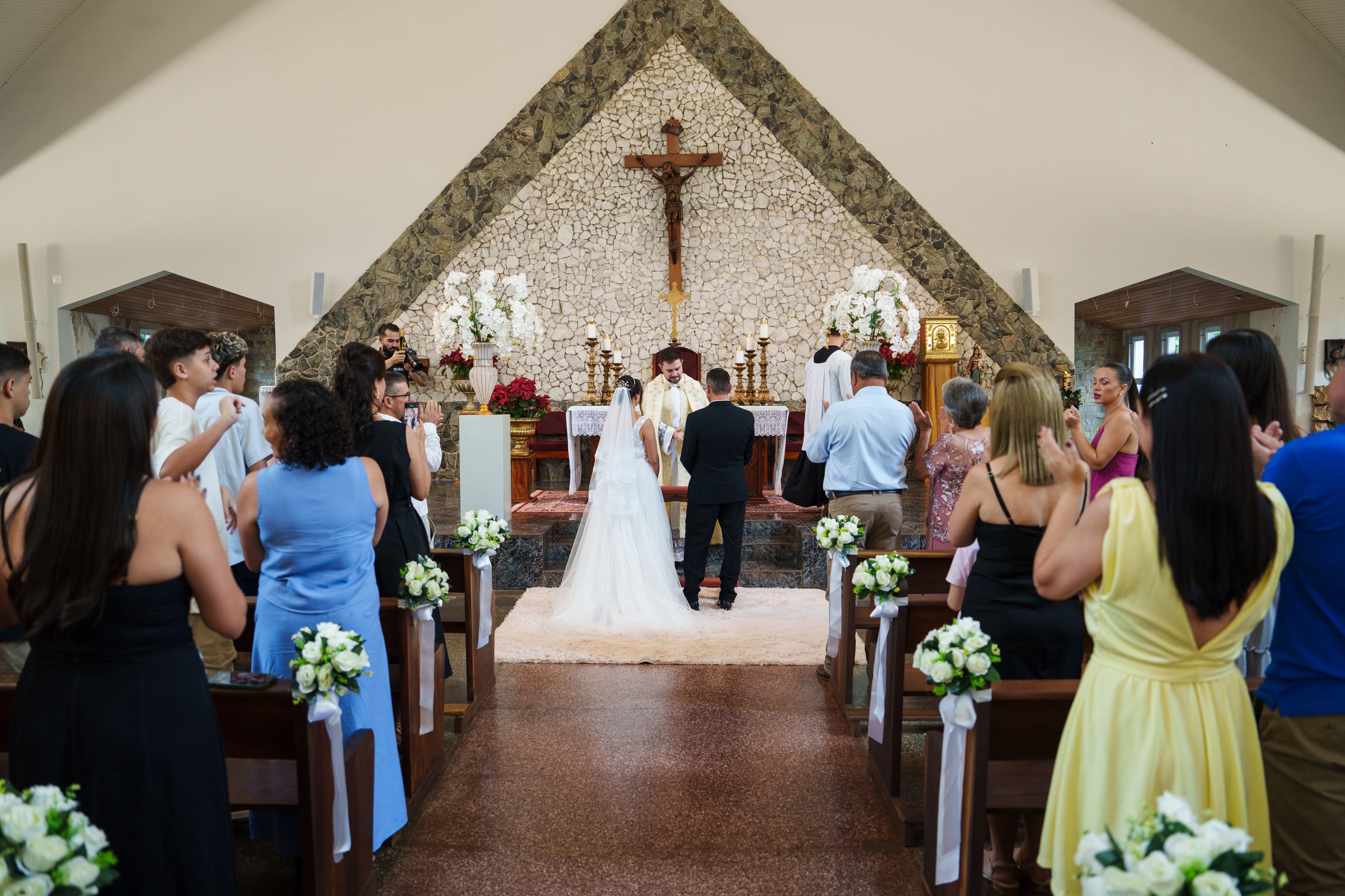 Emoção dos noivos Lucinei e Sandro durante a cerimônia em São Tomé