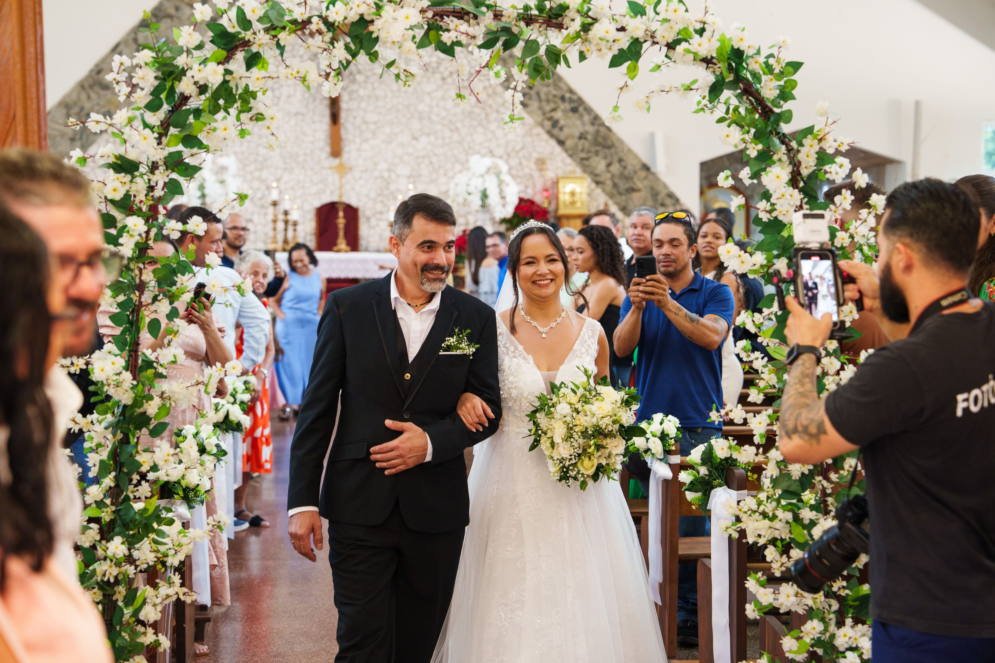 Lucinei e Sandro comemorando sua união na Catedral de São Tomé