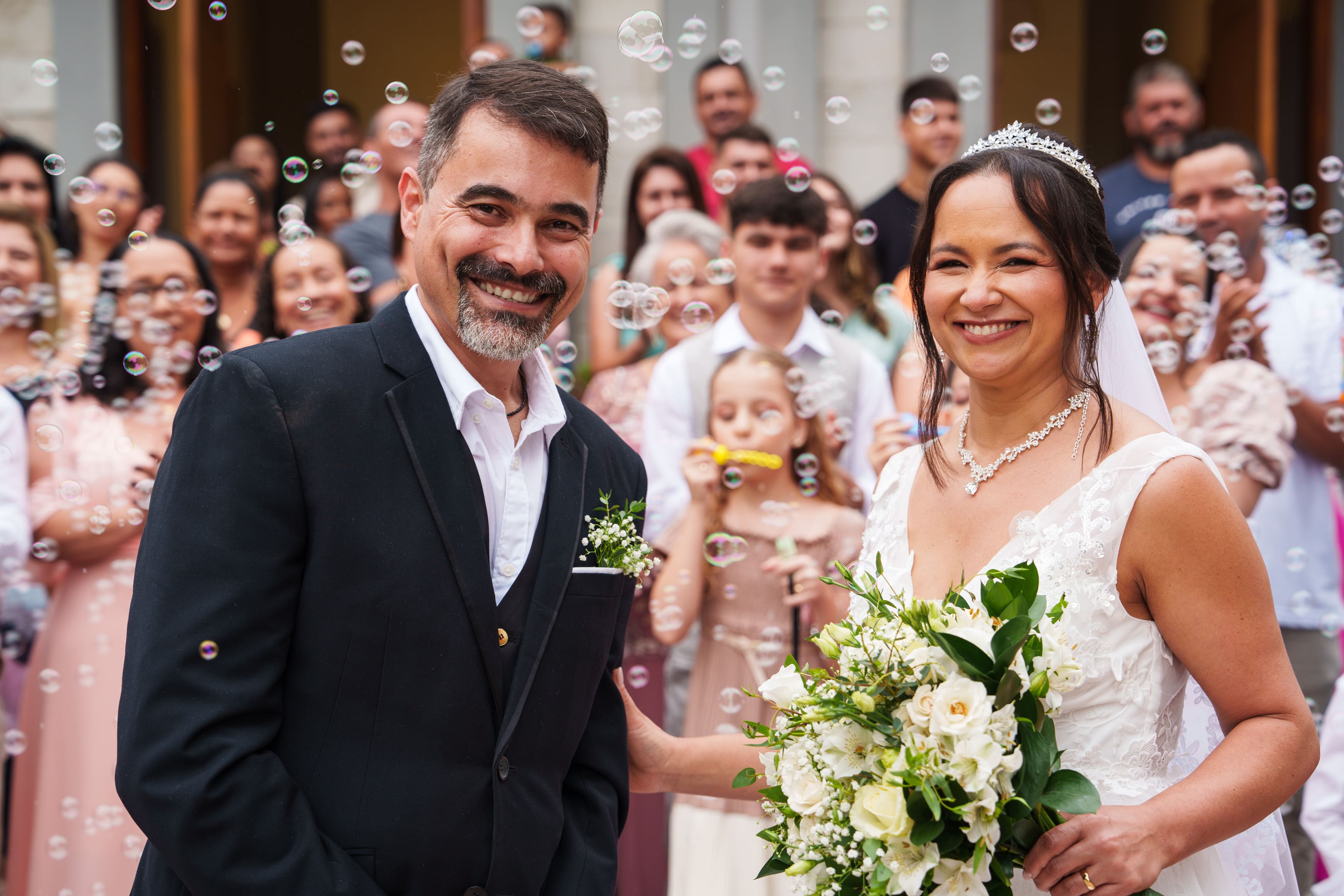 Festa e celebração do casamento de Lucinei e Sandro com convidados