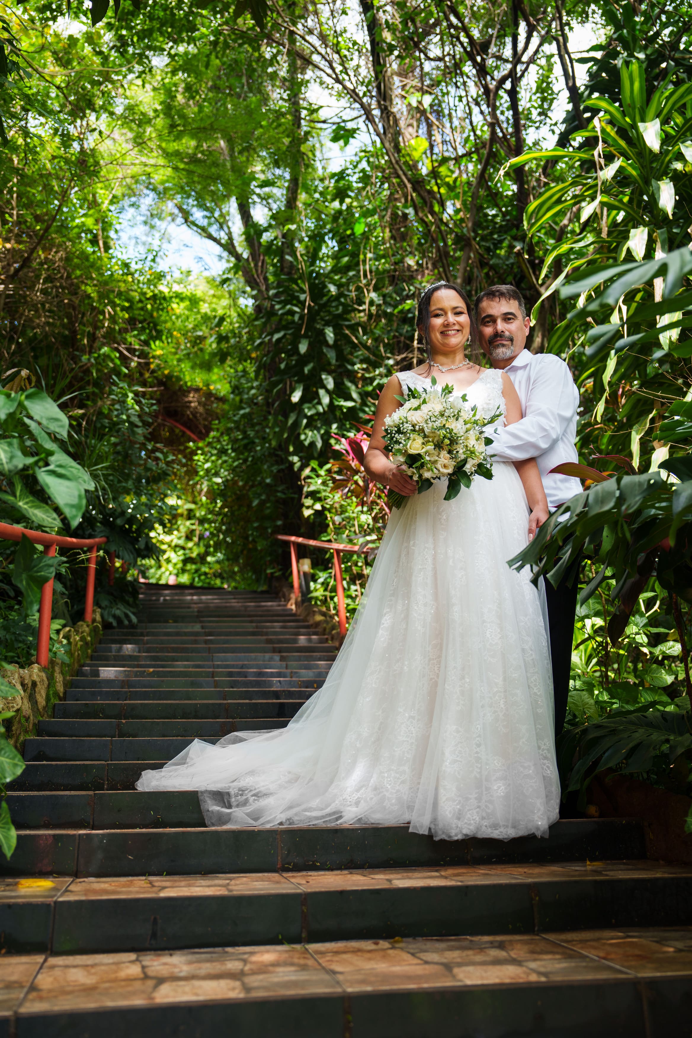 Lucinei e Sandro sorrindo e celebrando o casamento com a família