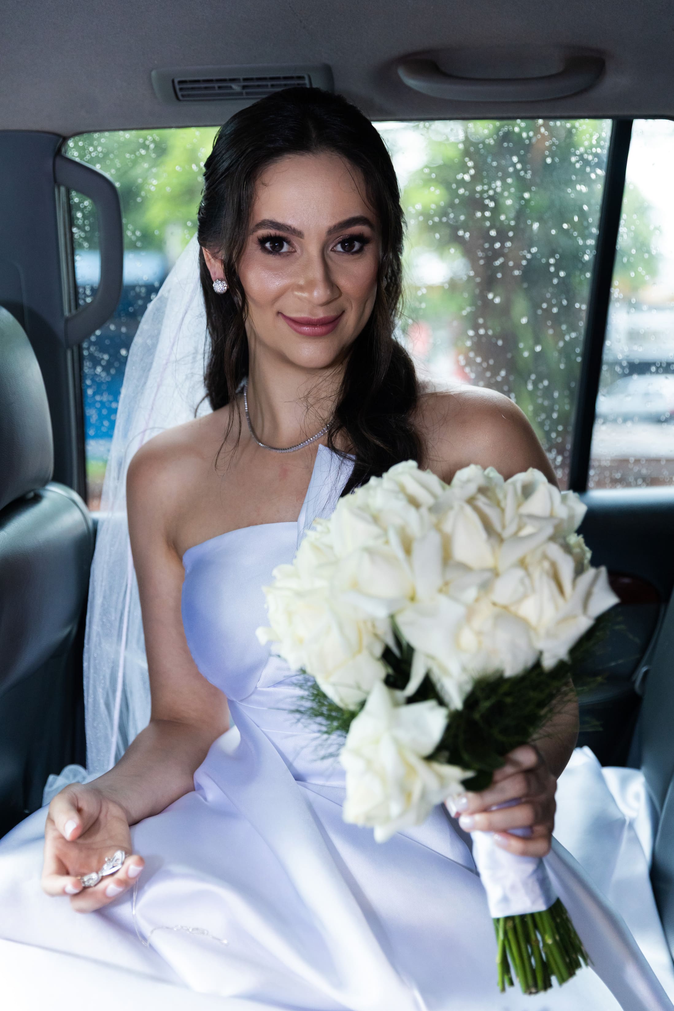 Tainá e Pedro sorrindo juntos em seu casamento em Maringá