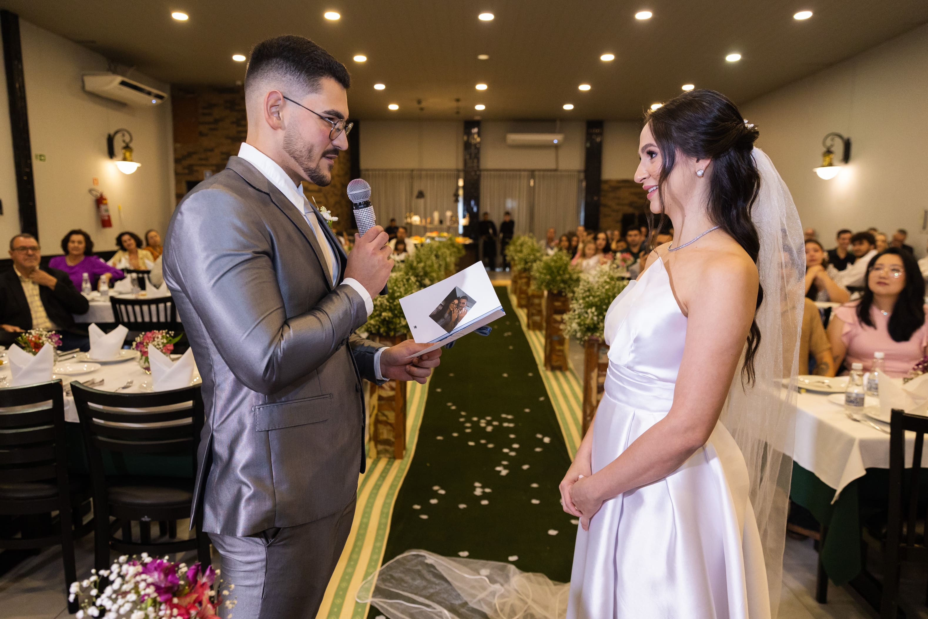 Noivos interagindo com convidados durante festa de casamento