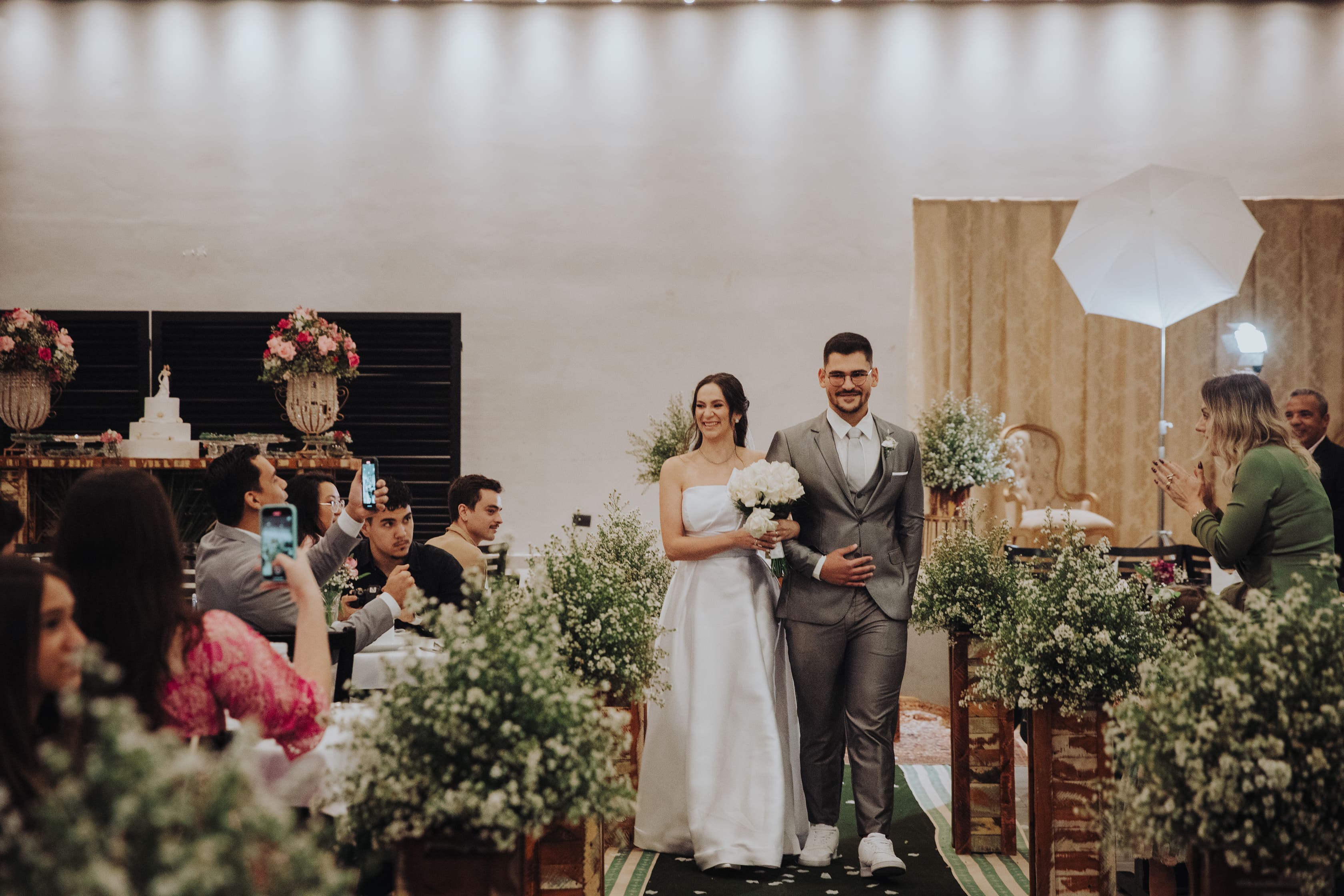 Entrada dos noivos Tainá e Pedro na cerimônia de casamento em Maringá