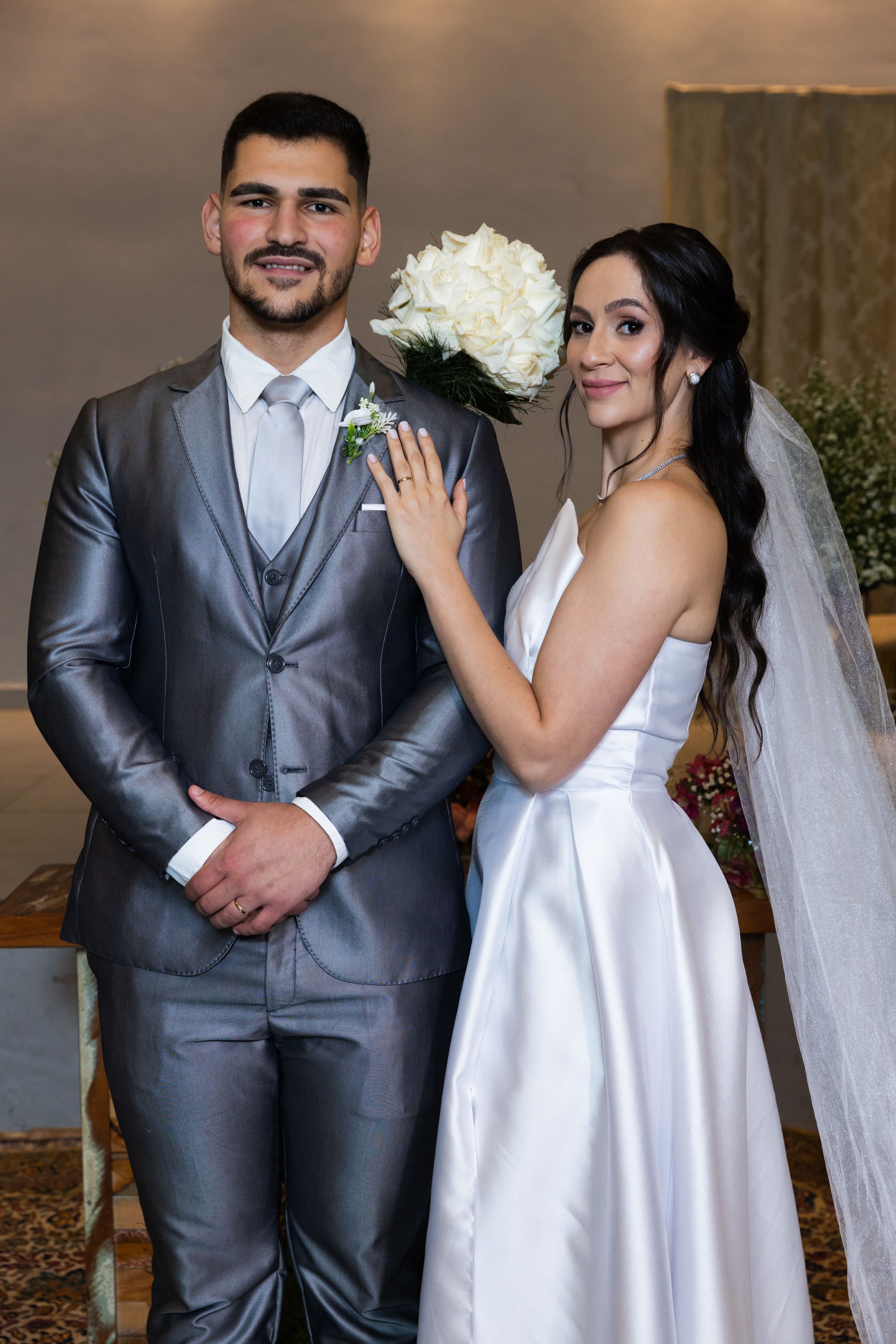 Retrato clássico dos noivos Tainá e Pedro em casamento na Churrascaria Nativas Grill