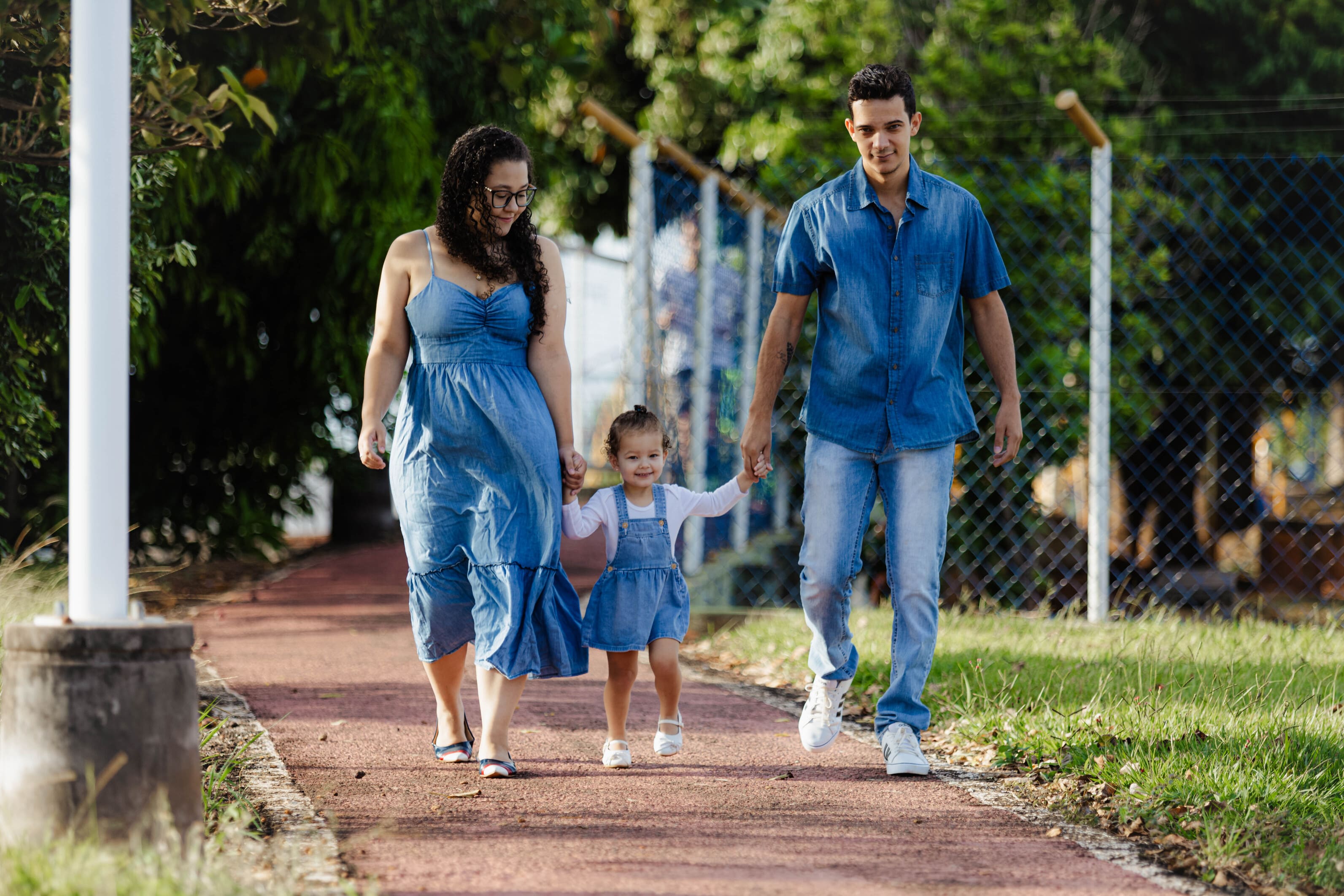 Família Flavia, Alan e Laura Maria em ensaio fotográfico no gramado verde de Terra Boa