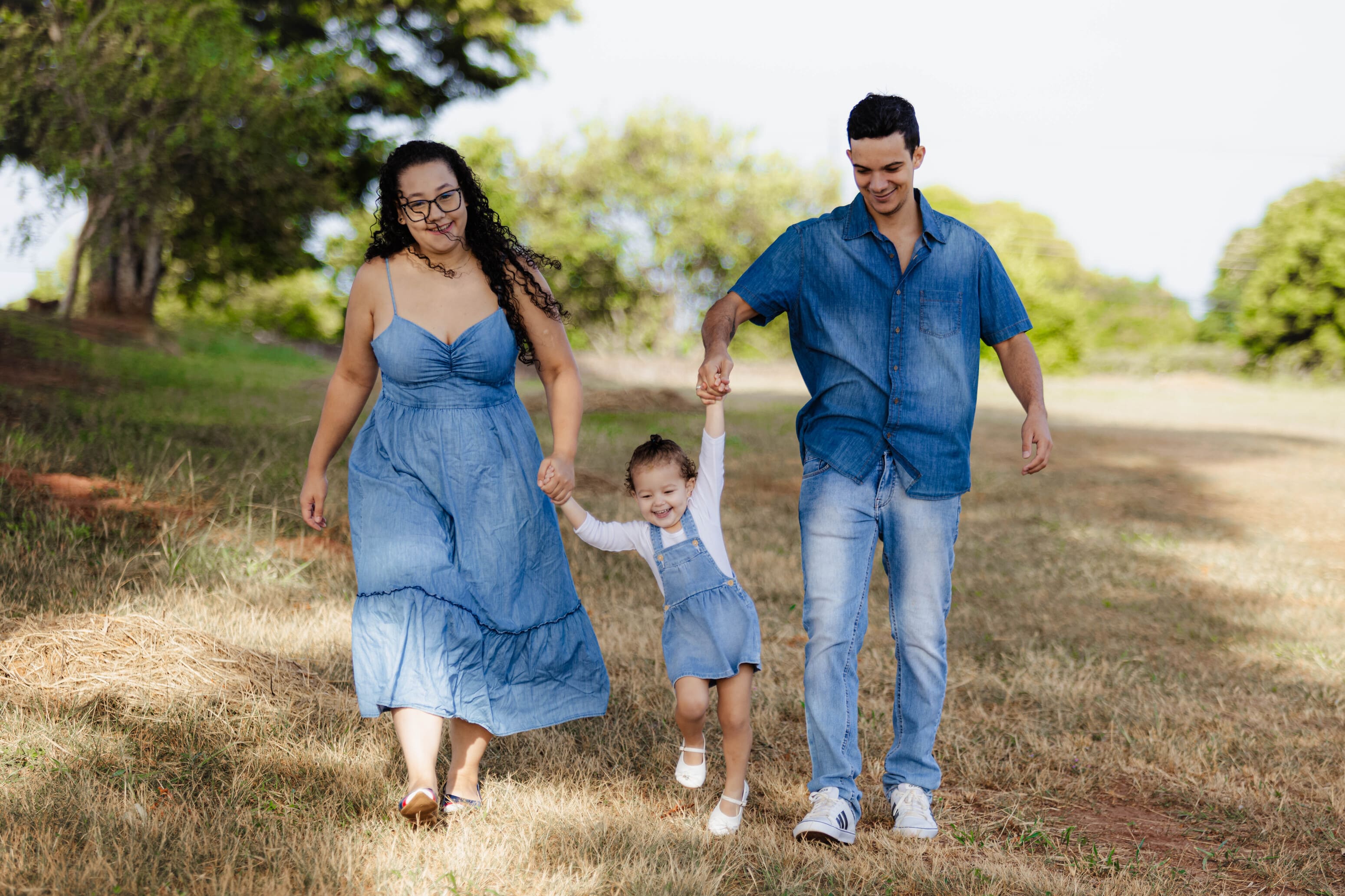 Momentos espontâneos da família Alan, Flavia e Laura Maria no estádio em Terra Boa