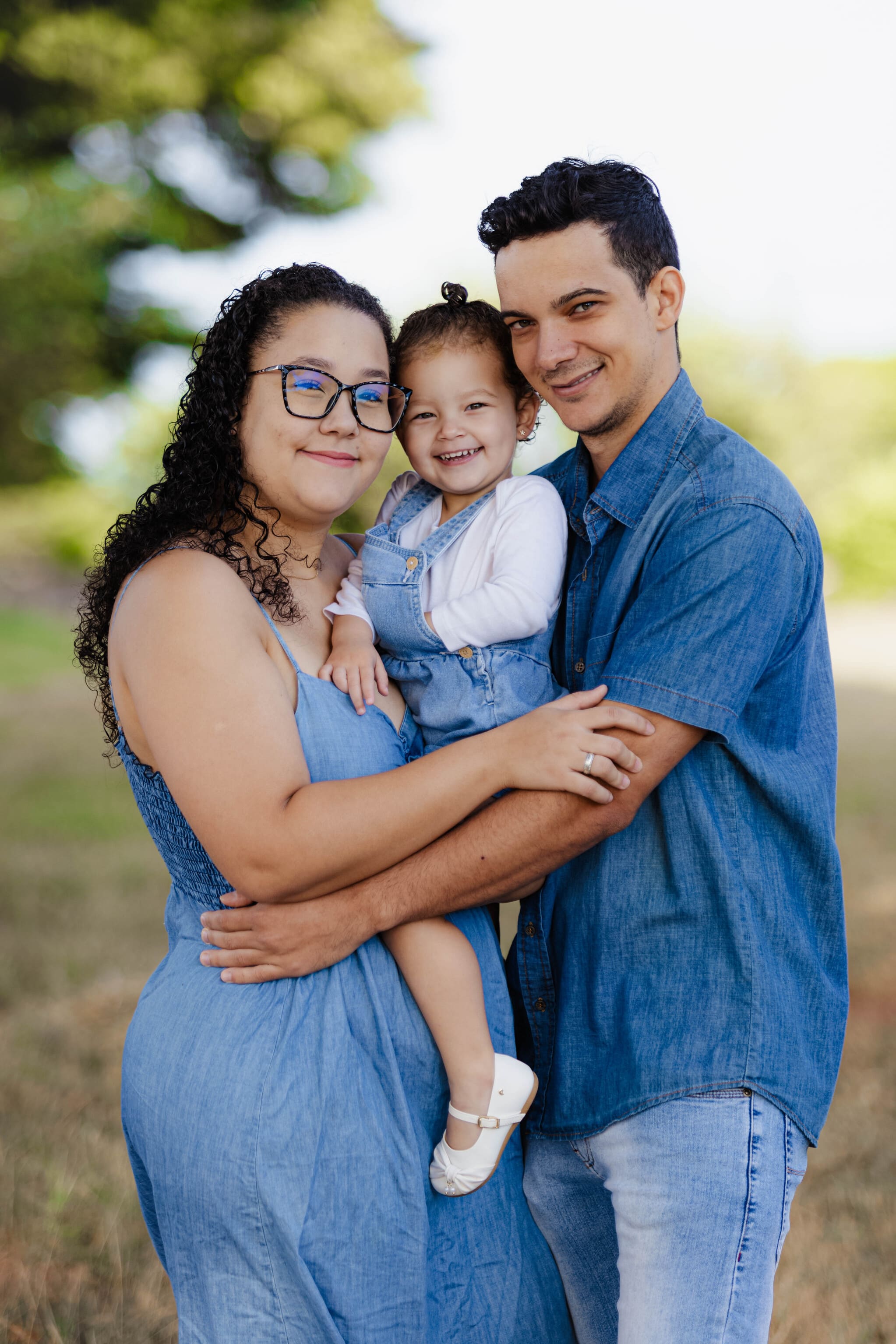 Ensaio de família de Flavia, Alan e Laura Maria no gramado do Estádio Municipal em Terra Boa