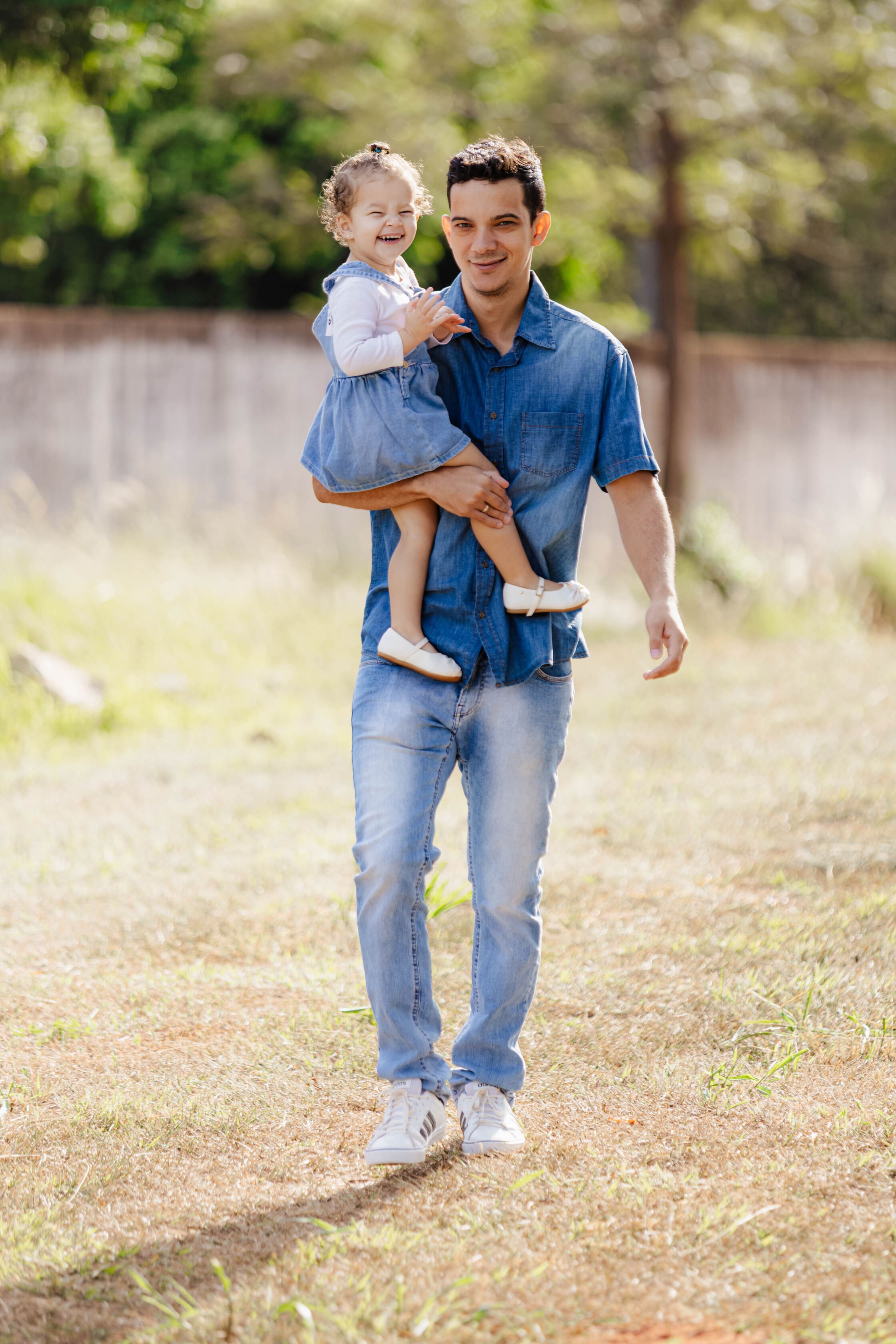 Alegria e cumplicidade no ensaio de família de Flavia, Alan e Laura Maria em Terra Boa