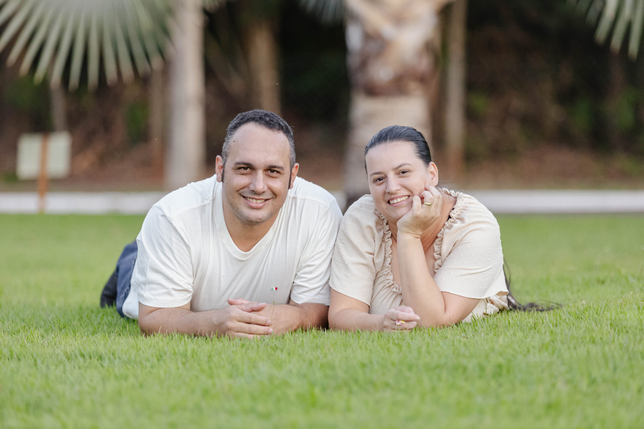 Bruno e Luana deitados juntos no gramado em momento romântico no Residencial Ipanema Cianorte