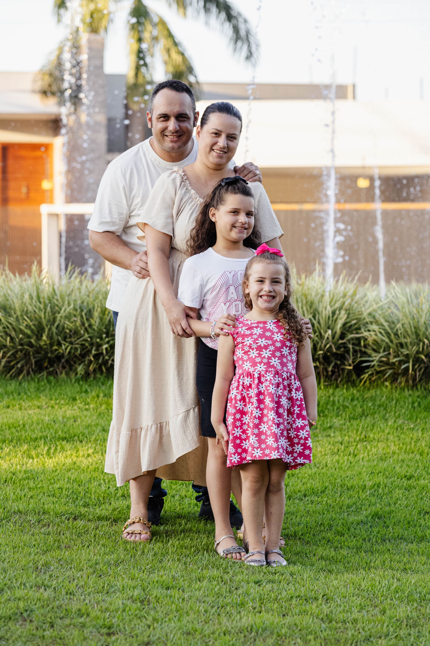 Bruno, Luana, Gabrielly e Lorena posando juntos no gramado com fonte ao fundo no Residencial Ipanema Cianorte