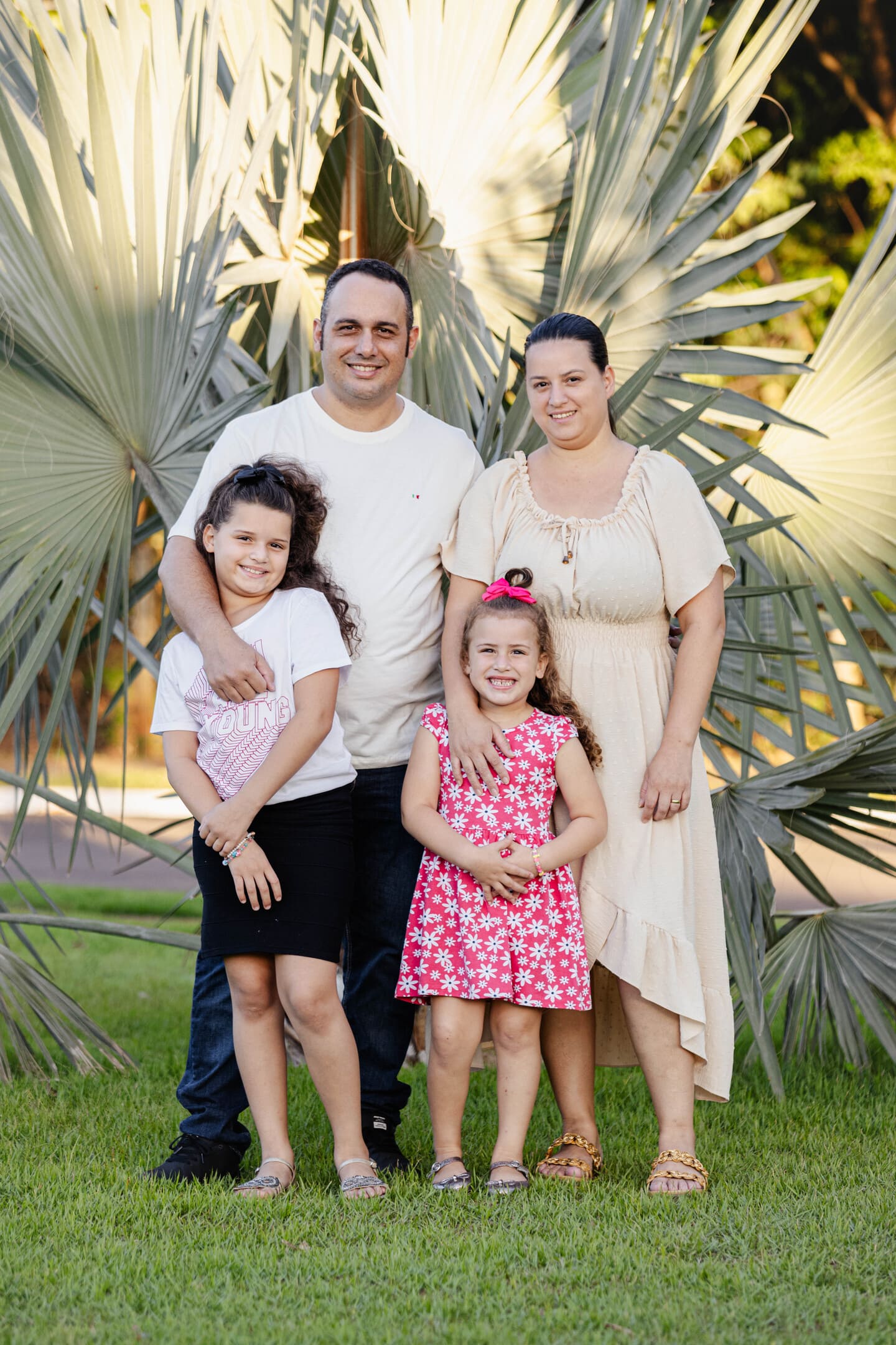 Família Bruno, Luana, Gabrielly e Lorena em retrato junto à palmeira no Condomínio Residencial Ipanema em Cianorte