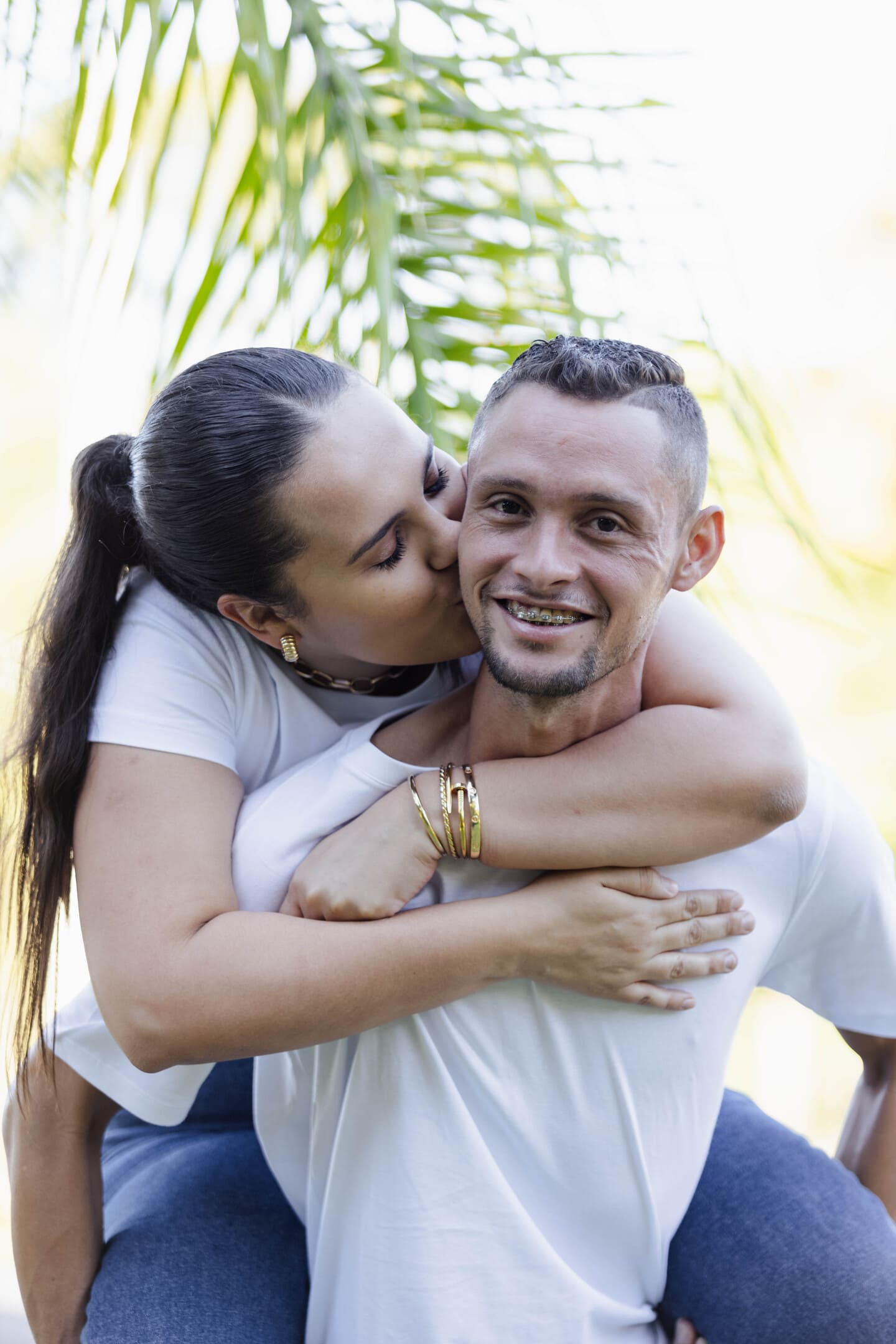 Géssica beijando Willian em momento romântico durante ensaio de família no Forest Hill Cianorte