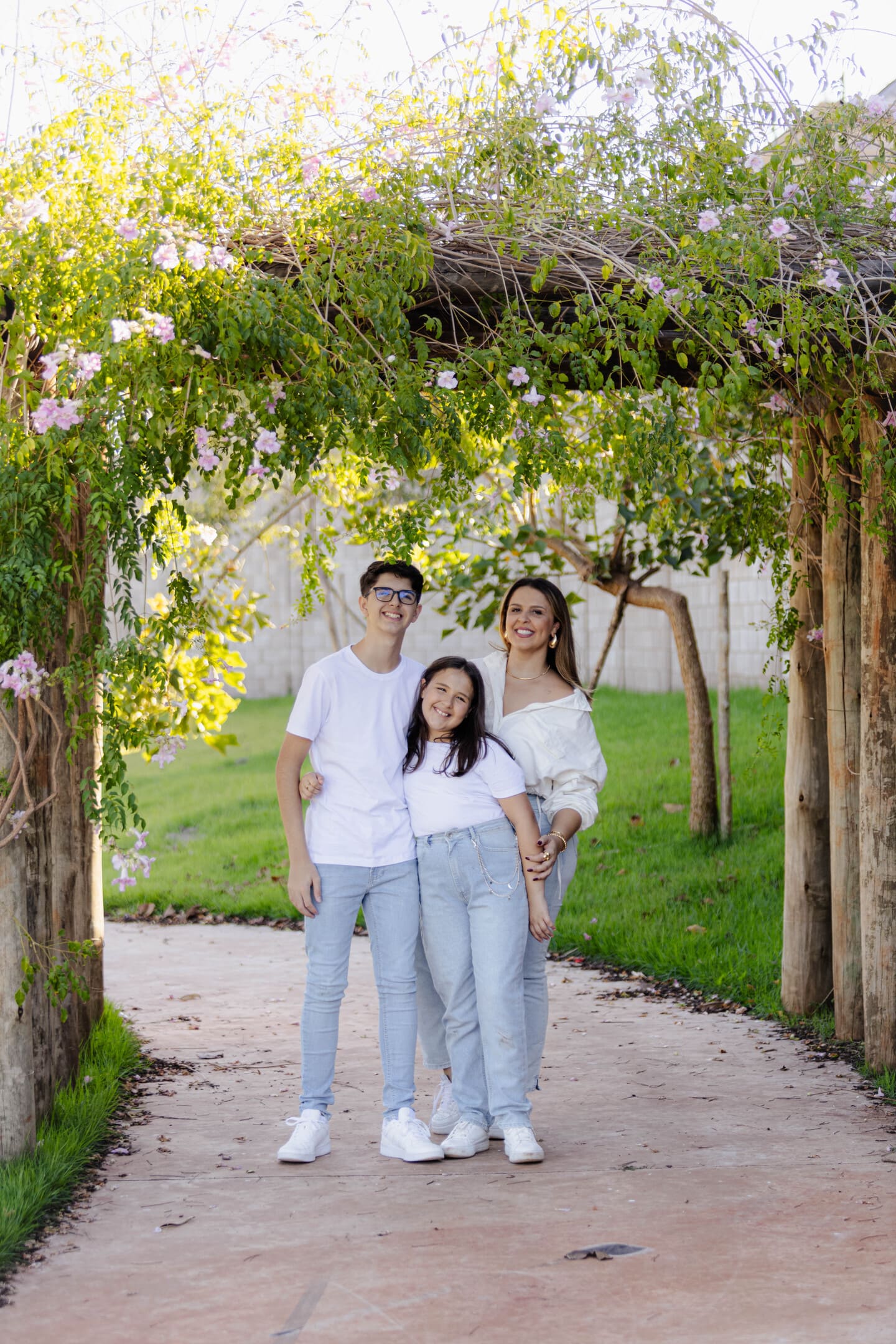 Ensaio de família Meire, Vinícius e Maria Fernanda sob a pérgola florida do Condomínio Forest Hill em Cianorte
