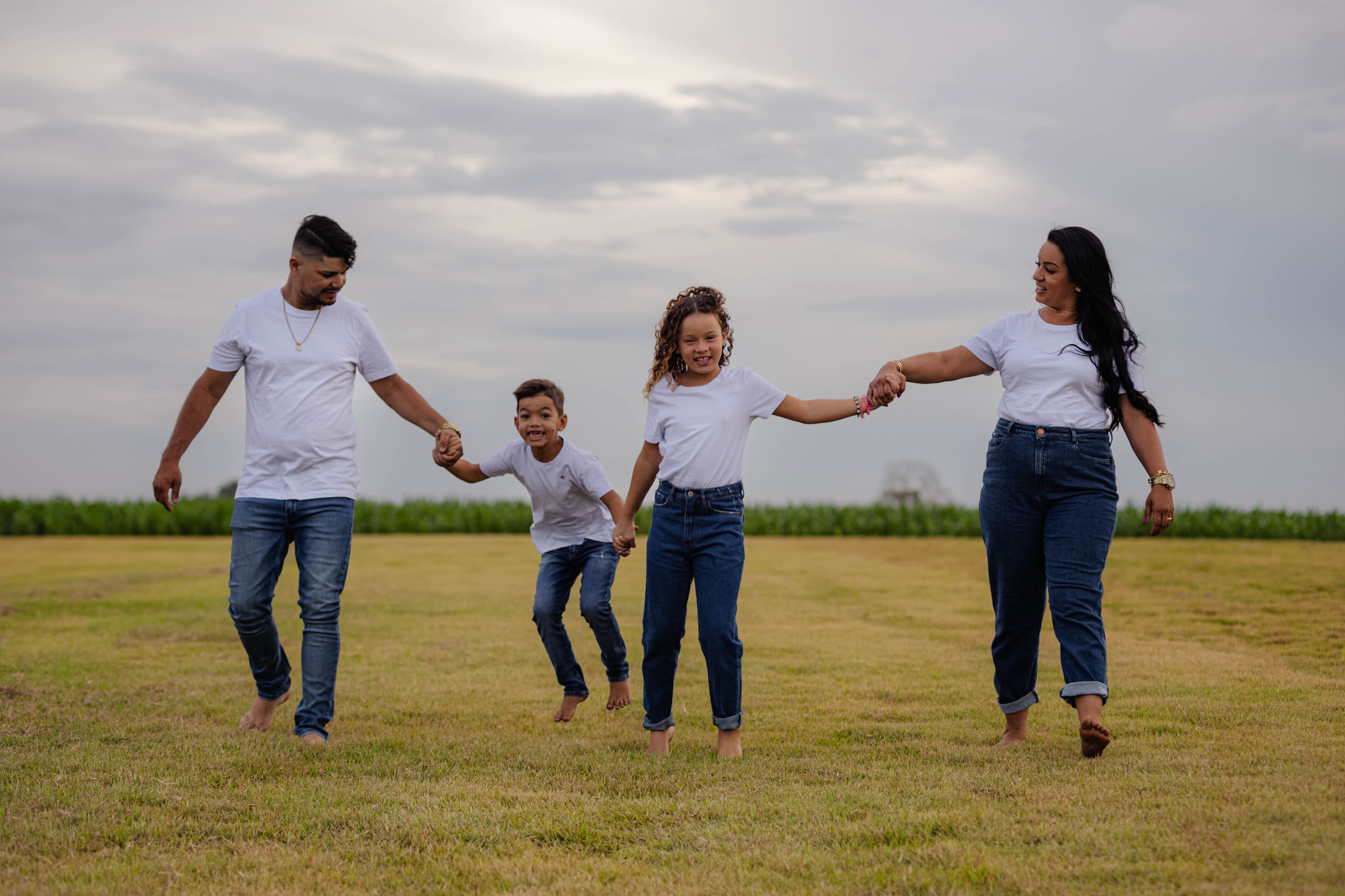 Casal Wanessa e Maximiliano em momento romântico durante ensaio de família em Cianorte