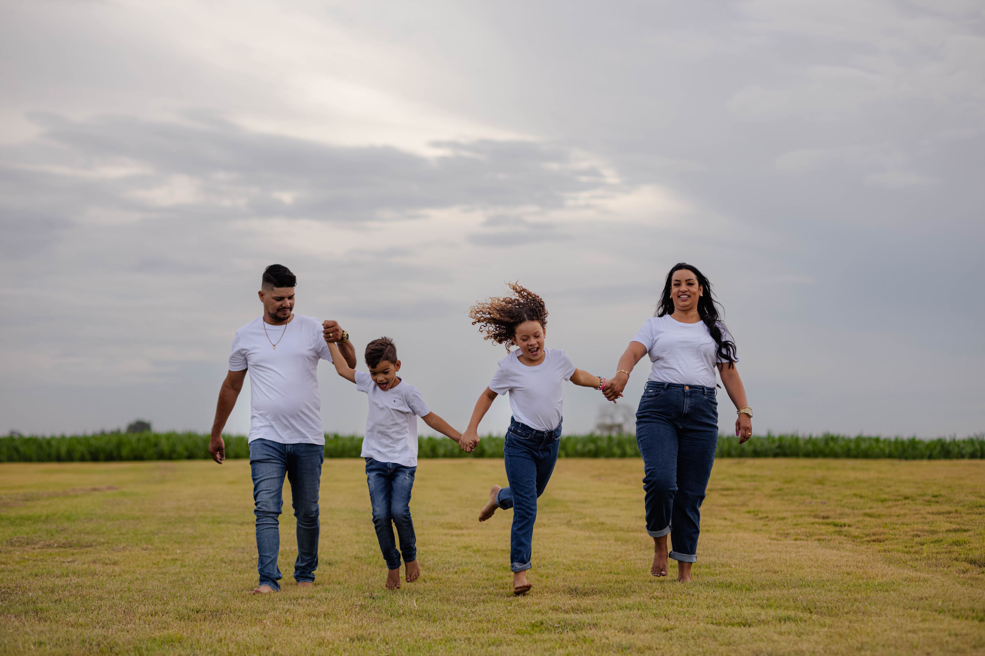 Wanessa e Maximiliano com os filhos Ana Laura e Lorenzzo no gramado verde de Vidigal