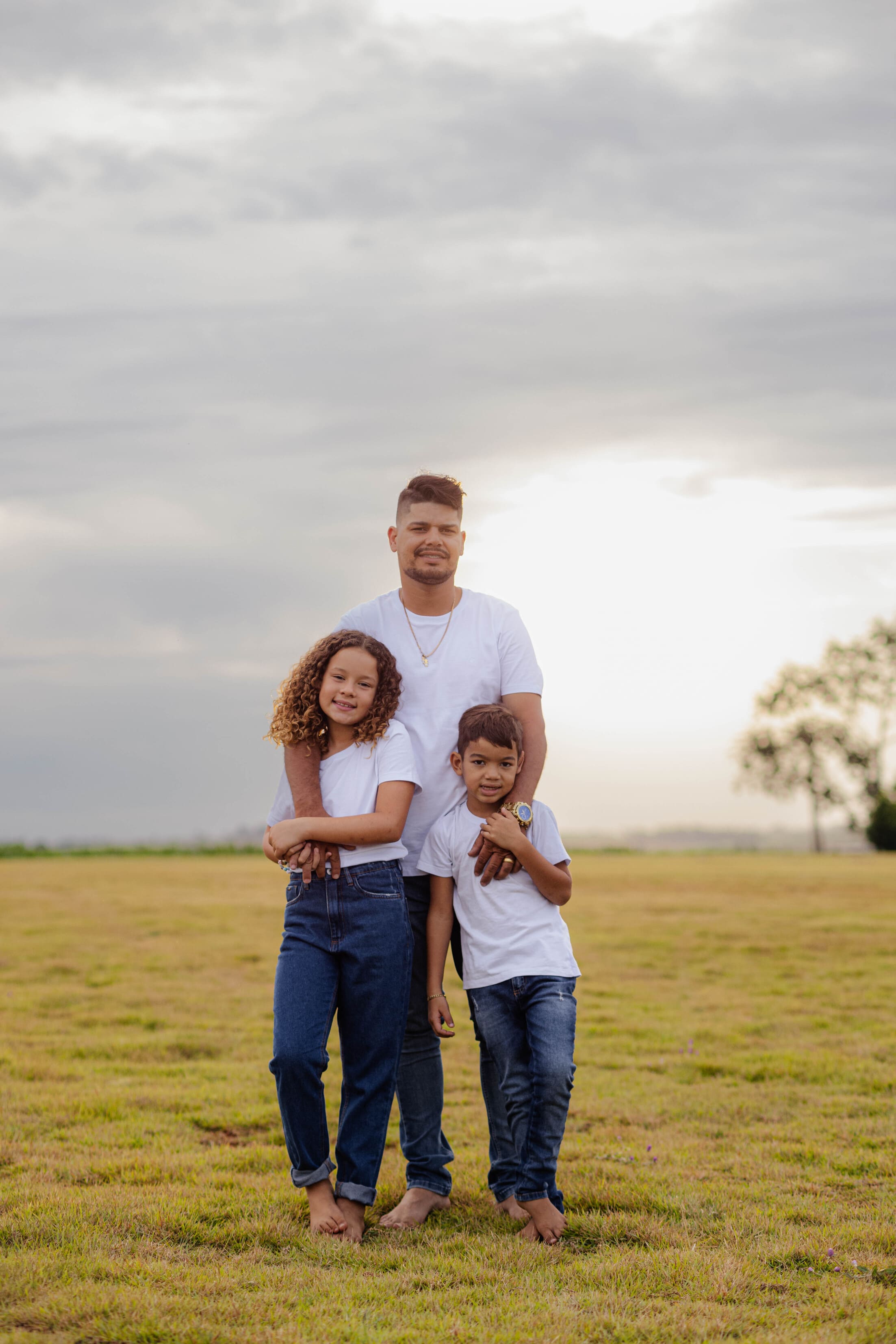 Ana Laura e Lorenzzo brincando durante o ensaio de família no entardecer em Vidigal Cianorte
