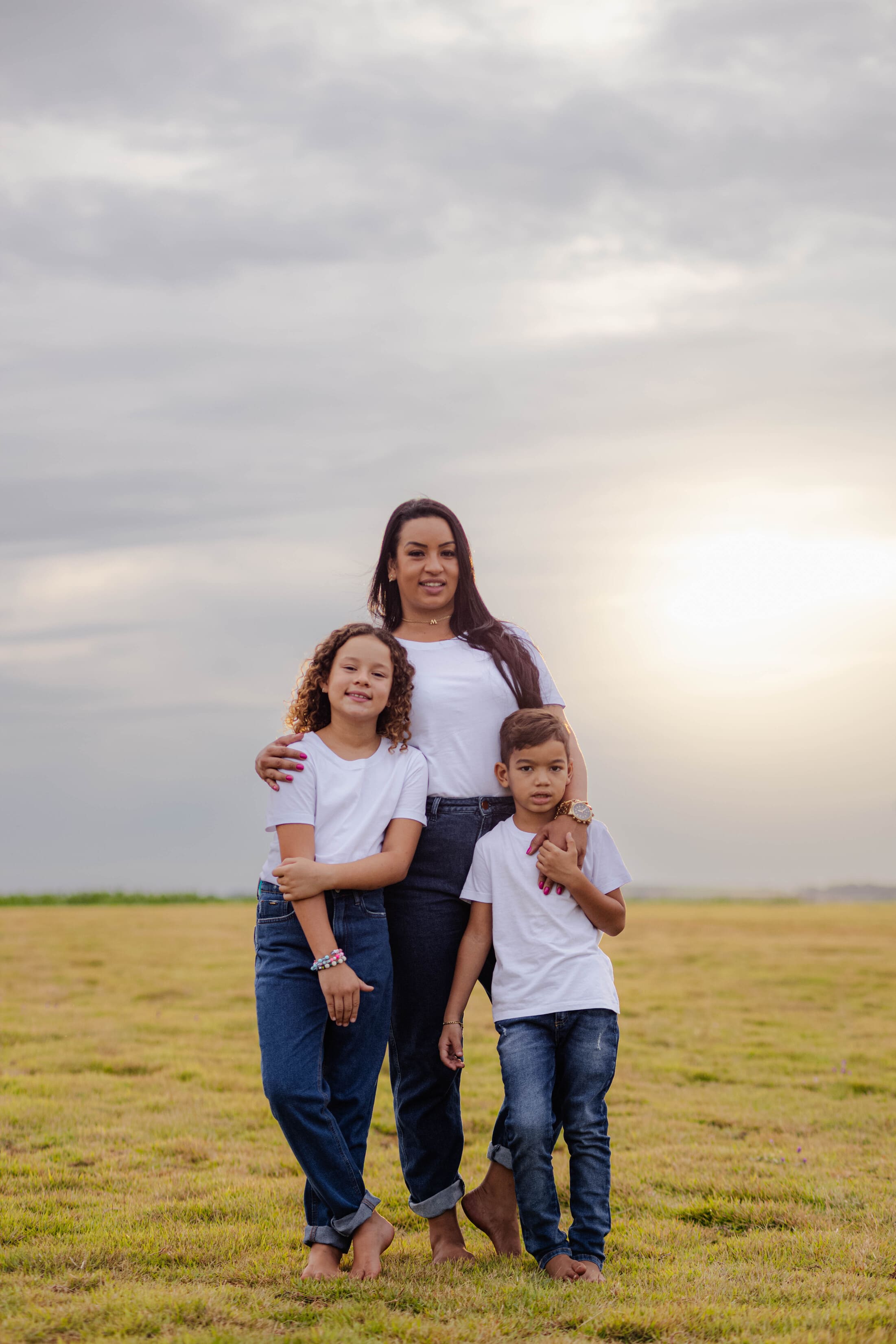 Maximiliano brincando com os filhos Lorenzzo e Ana Laura no gramado durante o pôr do sol