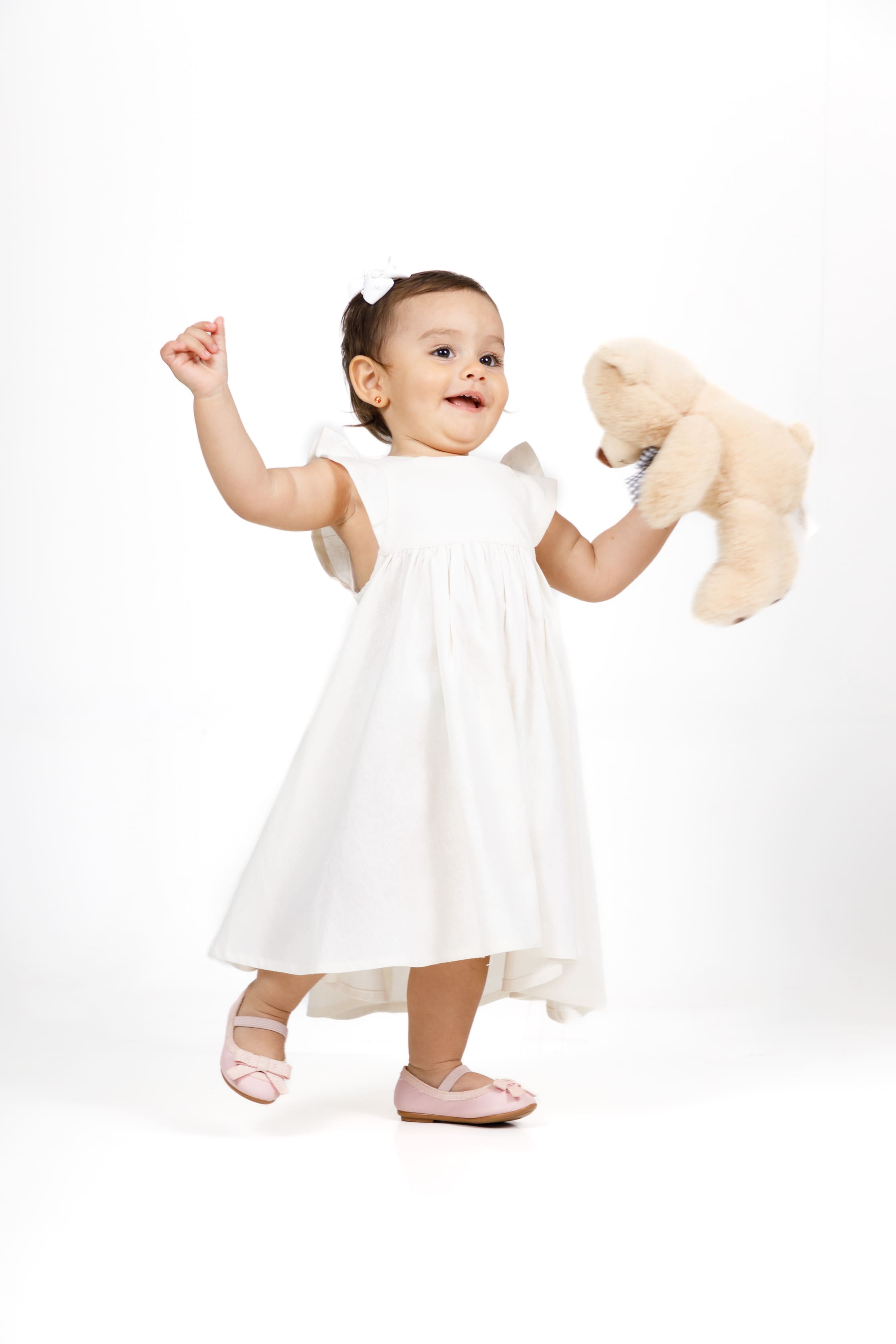 Criança posando com roupa da marca Mundinho da Charlotte no Studio Carrara