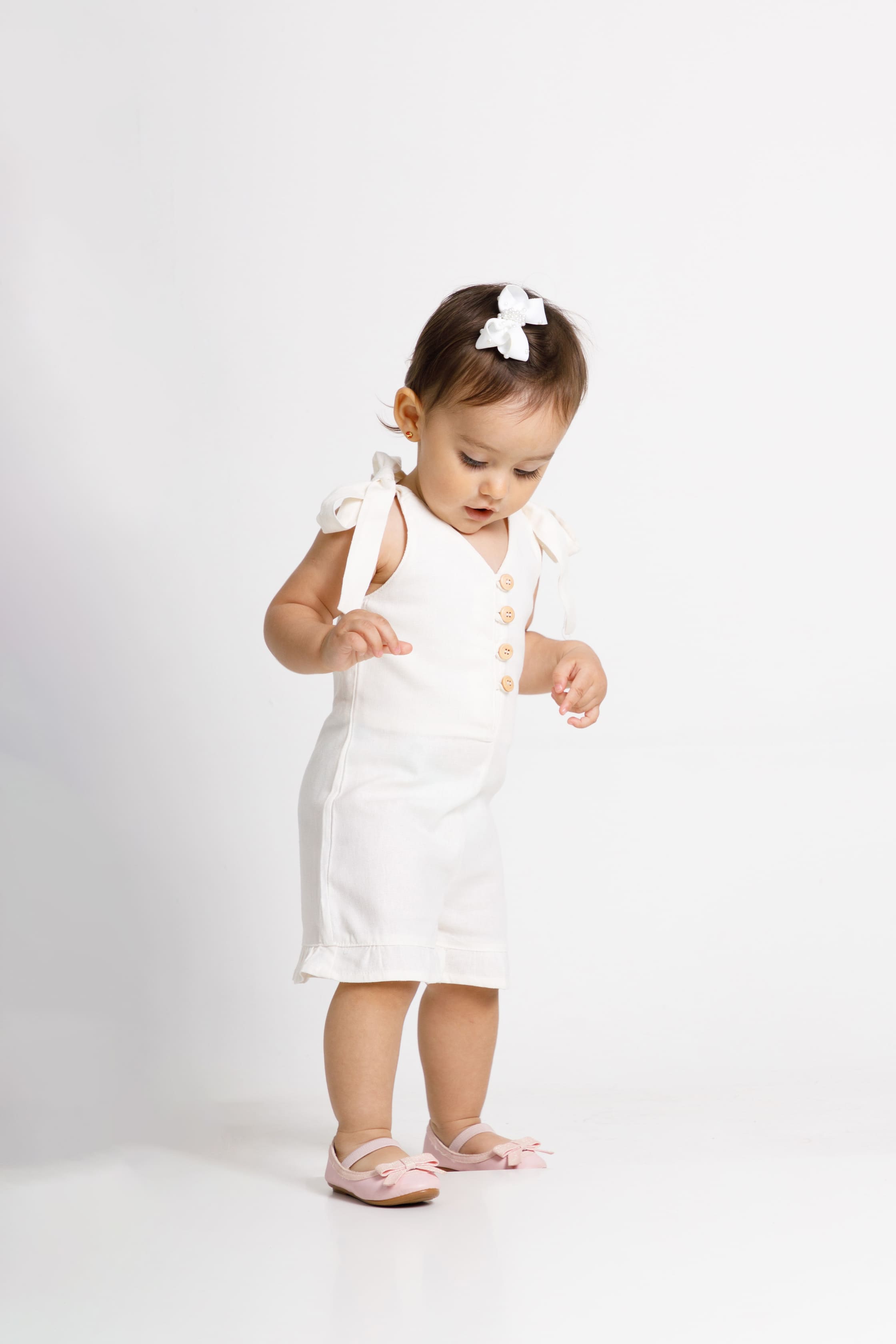 Moda infantil Mundinho da Charlotte - foto de estúdio com cenário temático