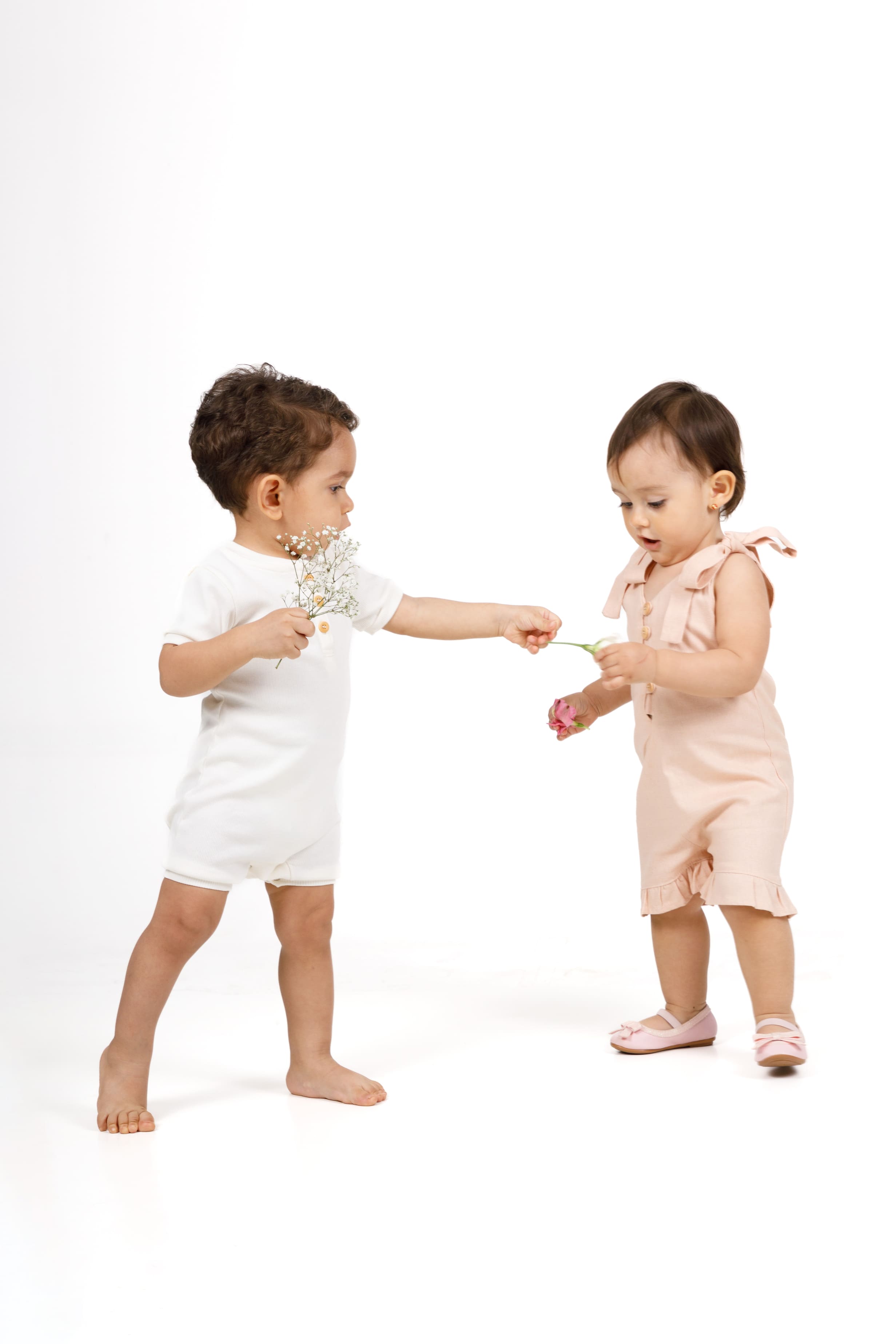 Criança com roupa da coleção Mundinho da Charlotte em pose no estúdio