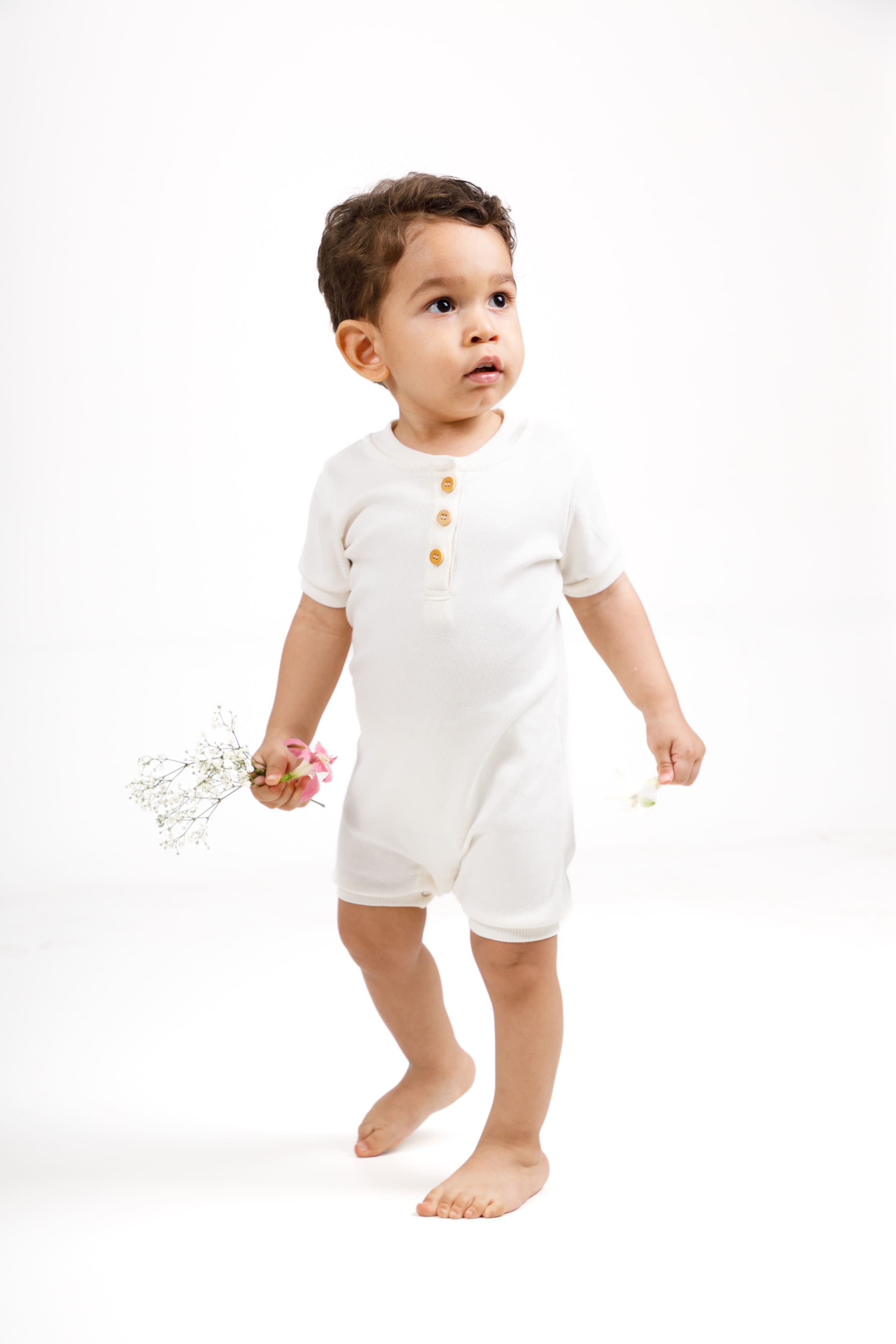 Fotografia de moda infantil com cenário ao fundo no Studio Carrara Maringá