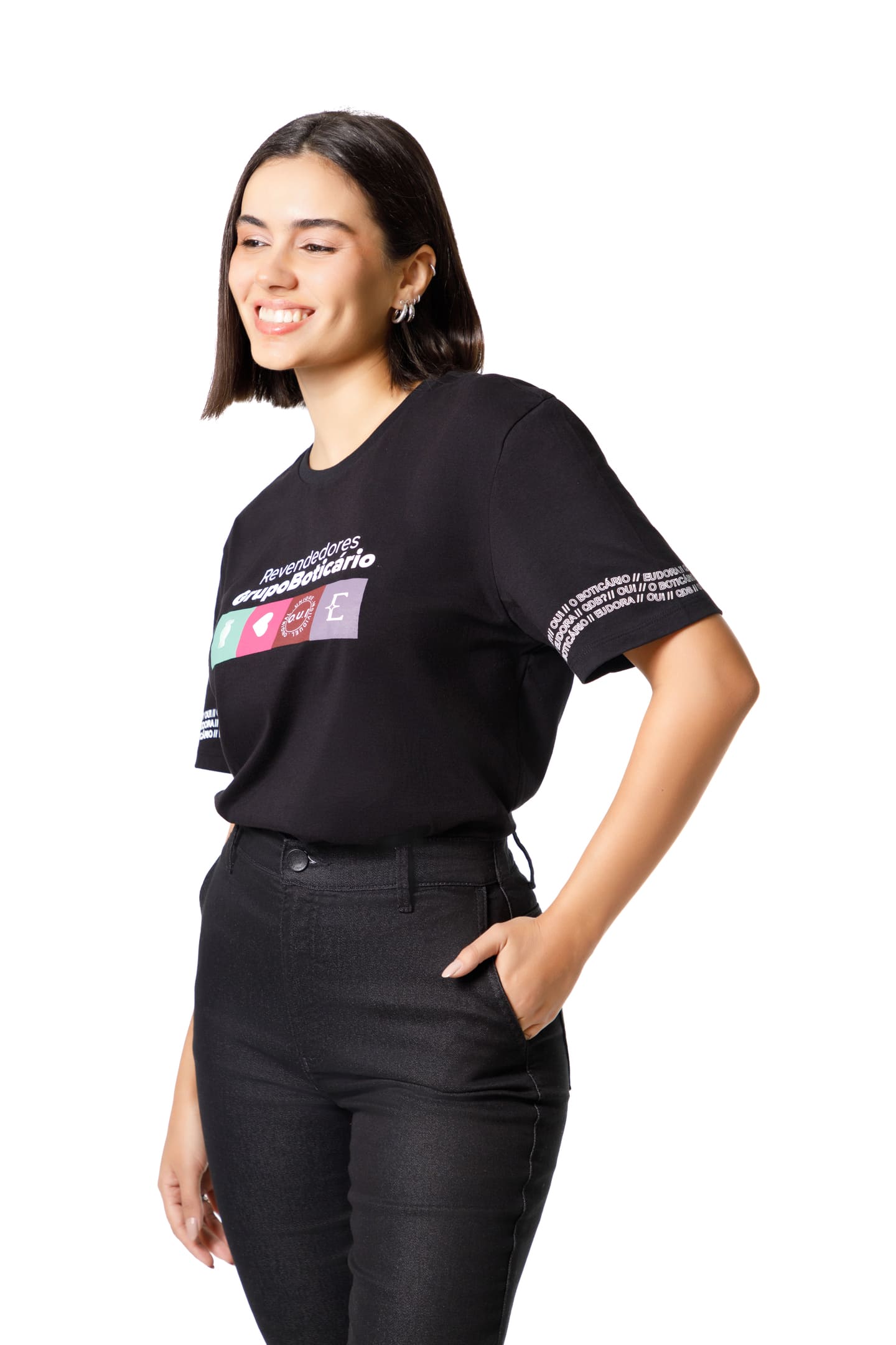 Detalhe das costas do uniforme feminino com marcas O Boticário Eudora Quem Disse Berenice e O.U.I no Estúdio Foco Cianorte