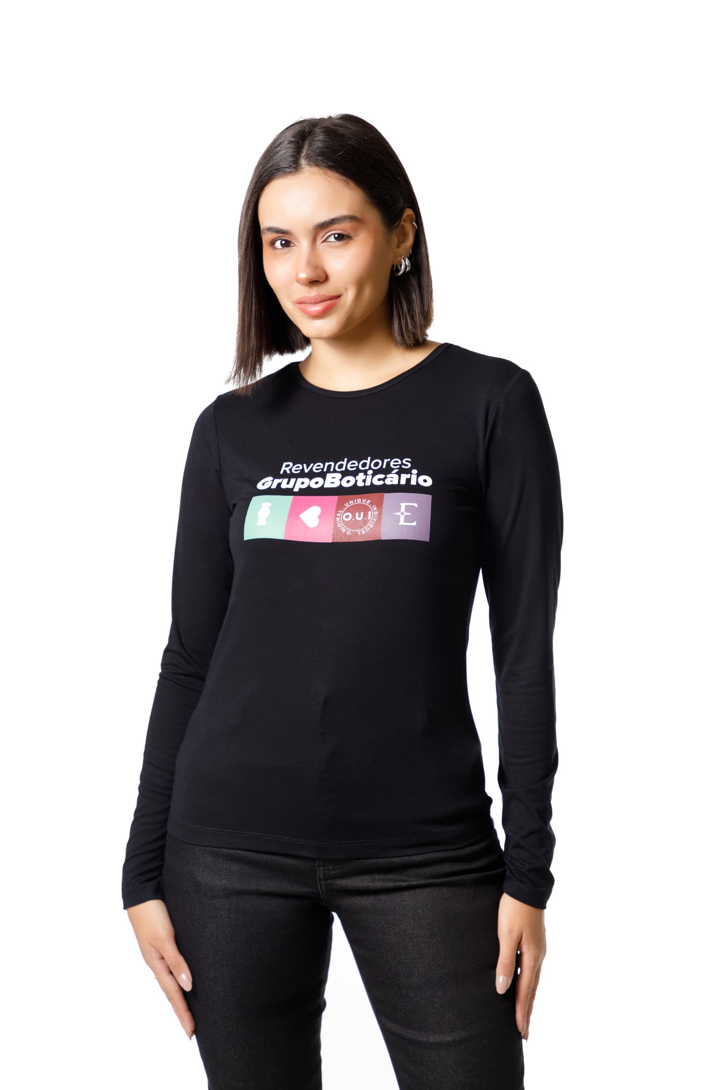 Retrato feminino sorrindo com uniforme de revendedora do Grupo Boticário no Estúdio Foco Cianorte