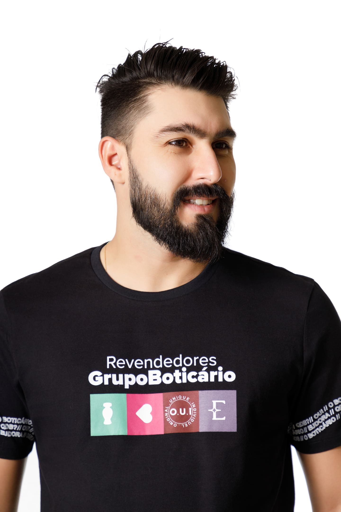 Retrato masculino com camiseta de revendedor do Grupo Boticário no Estúdio Foco Cianorte