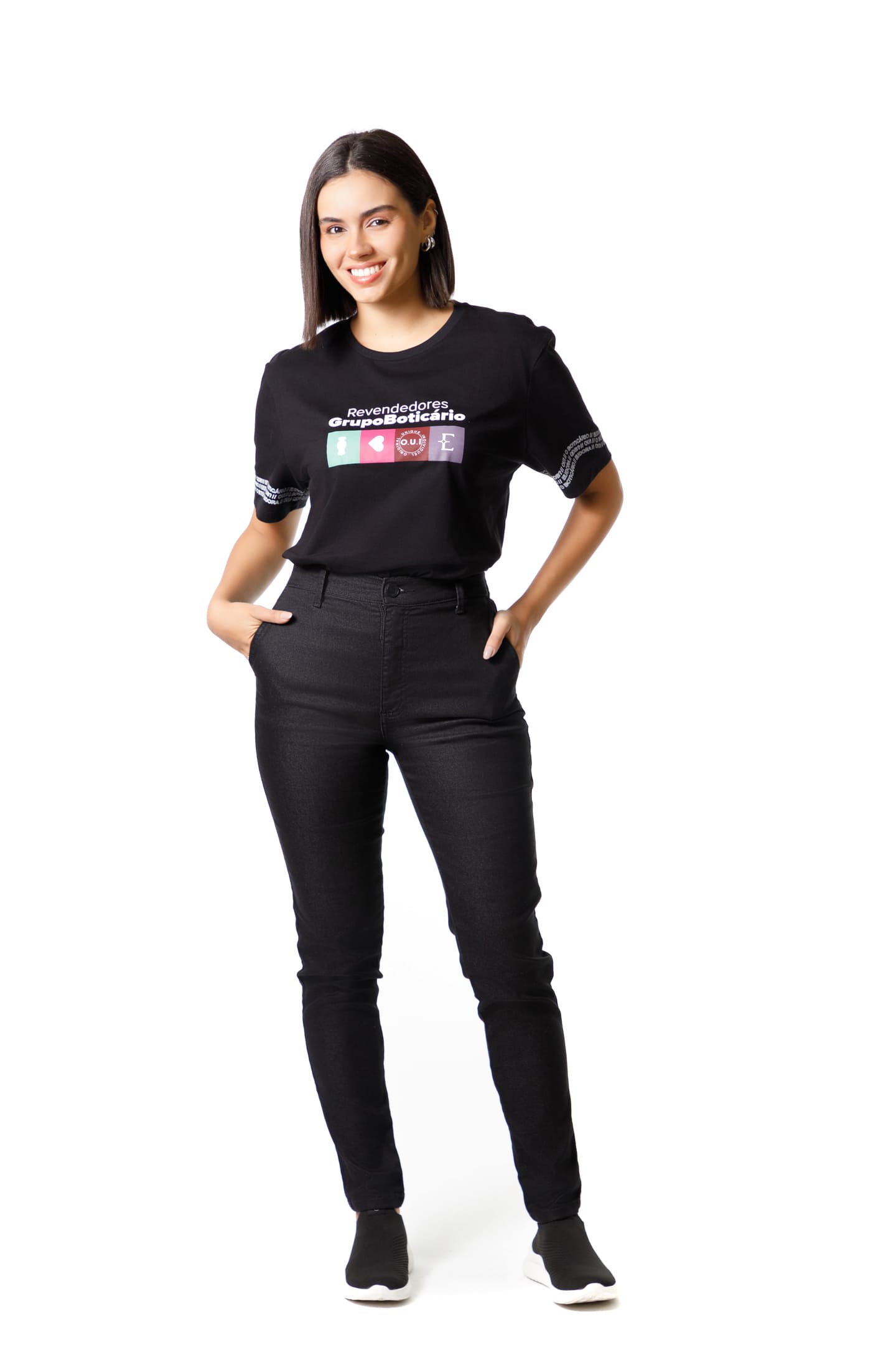 Foto corpo inteiro perfil do uniforme feminino de revendedora O Boticário no Estúdio Foco Cianorte