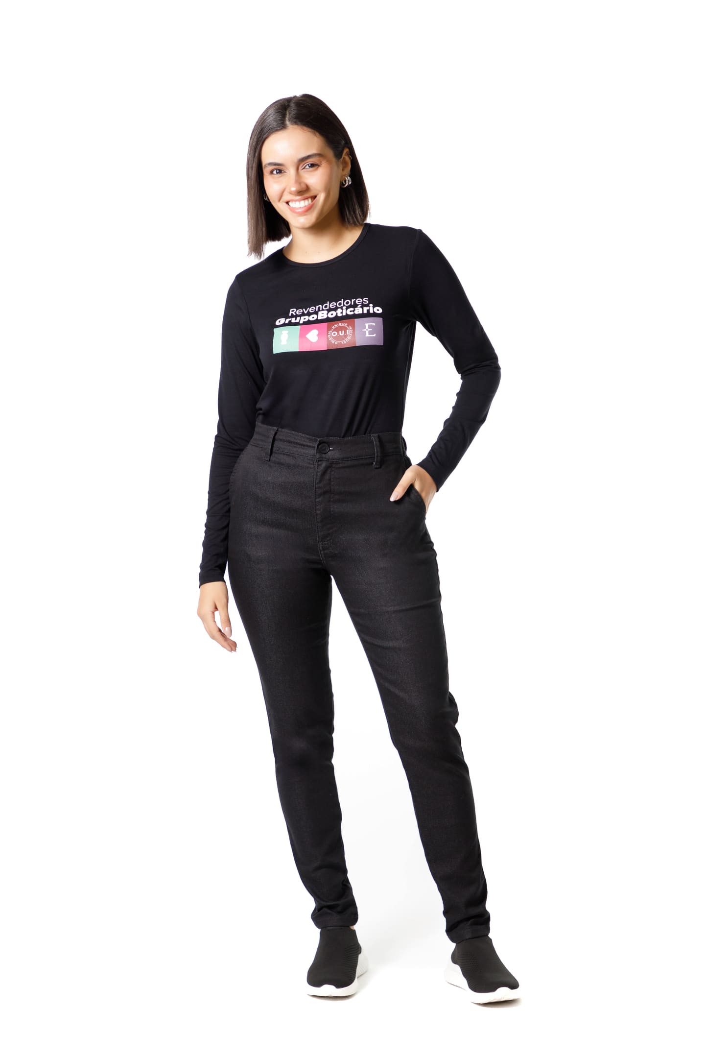 Uniforme feminino manga longa visto de costas com marcas O Boticário Eudora Quem Disse Berenice e O.U.I no Estúdio Foco Cianorte