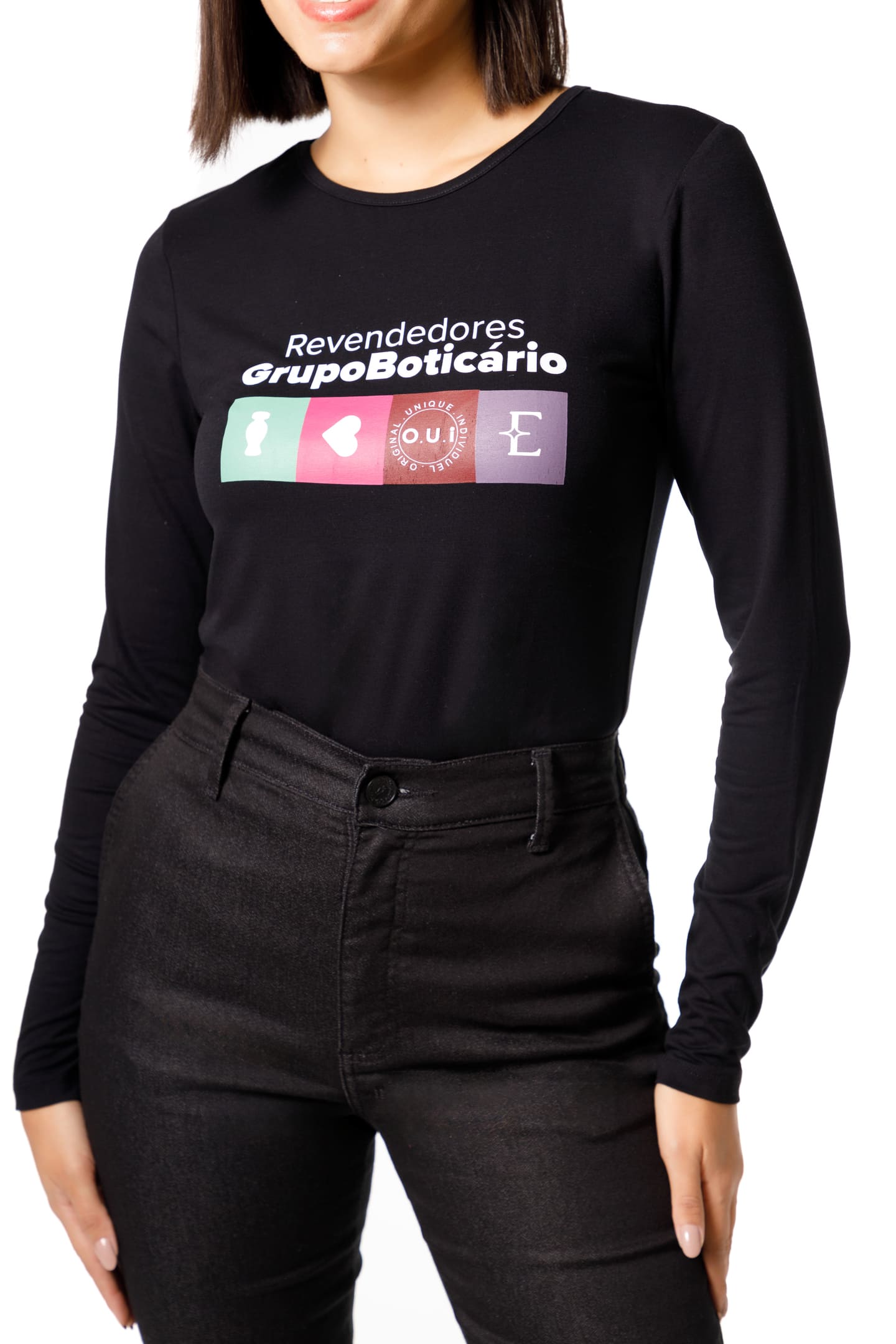 Modelo feminina com camiseta manga curta uniforme revendedoras O Boticário no Estúdio Foco Cianorte