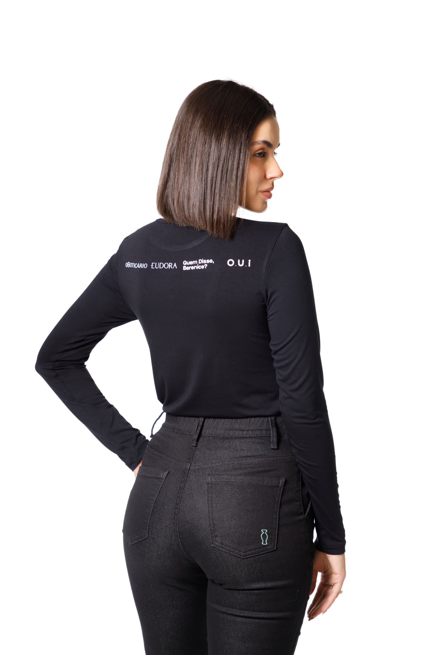 Modelo feminina com uniforme manga longa de revendedora do Grupo Boticário frente no Estúdio Foco Cianorte