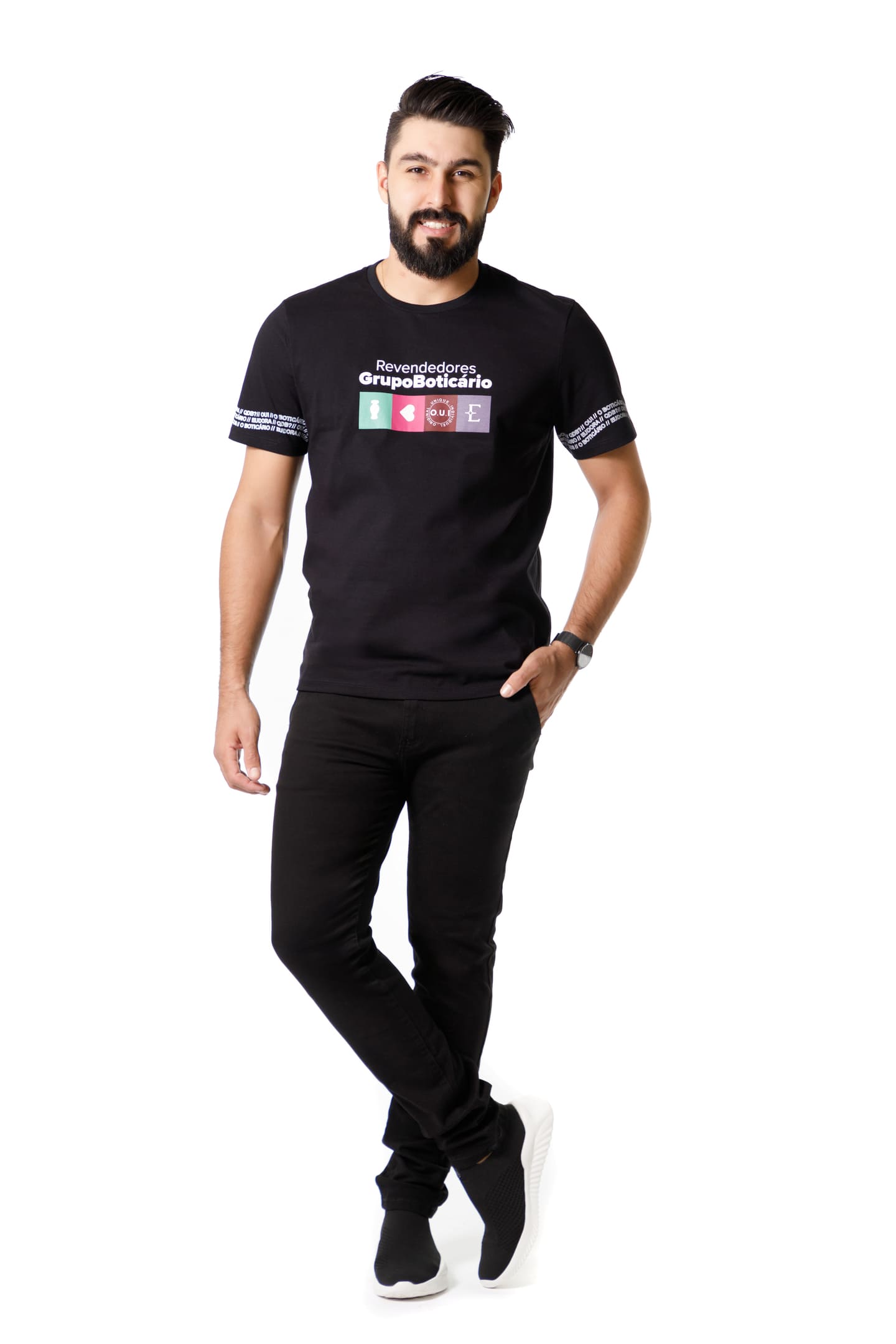 Foto corpo inteiro do uniforme masculino de revendedor do Grupo Boticário no Estúdio Foco Cianorte