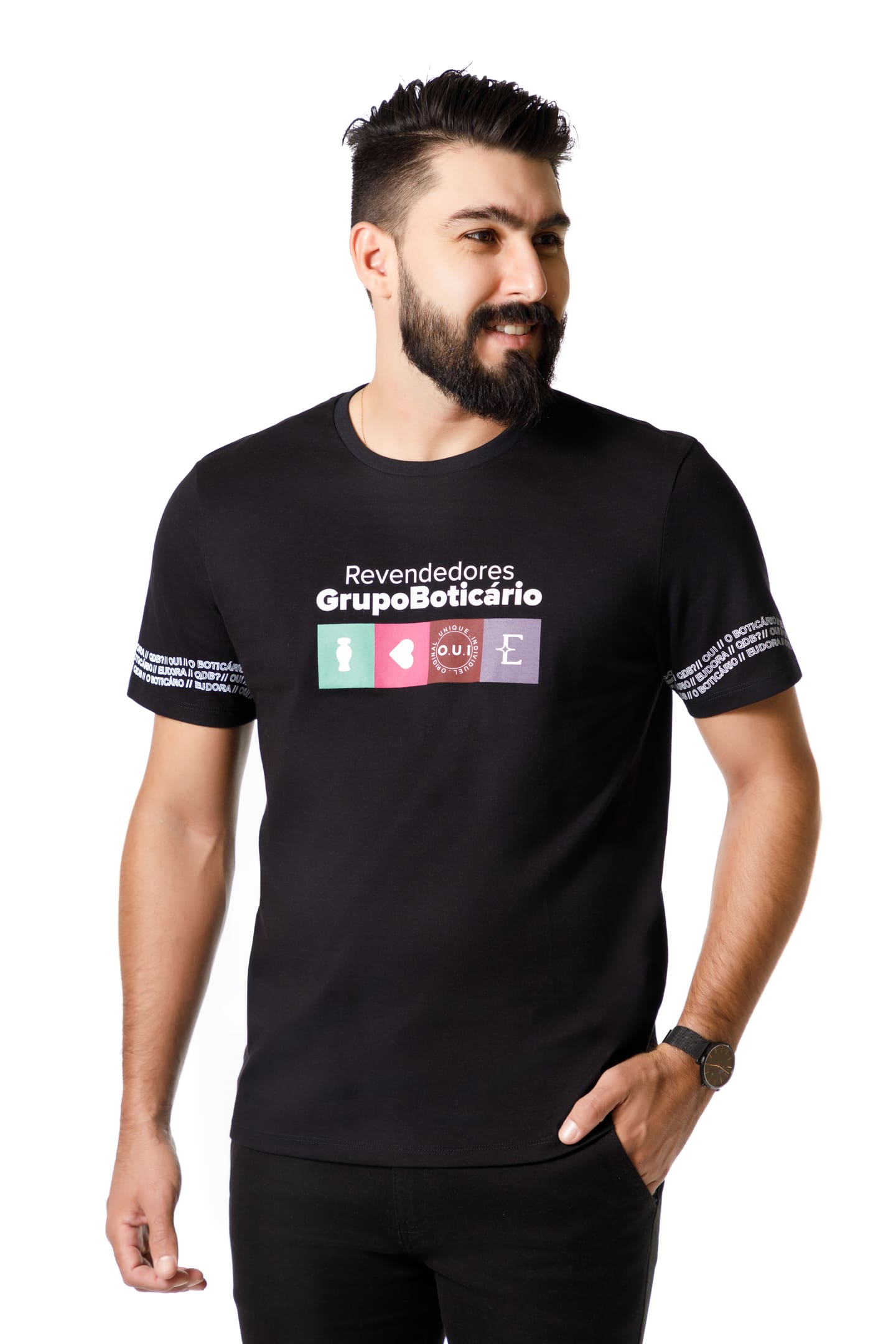 Modelo masculino posando com camiseta manga curta uniforme revendedores O Boticário no Estúdio Foco Cianorte