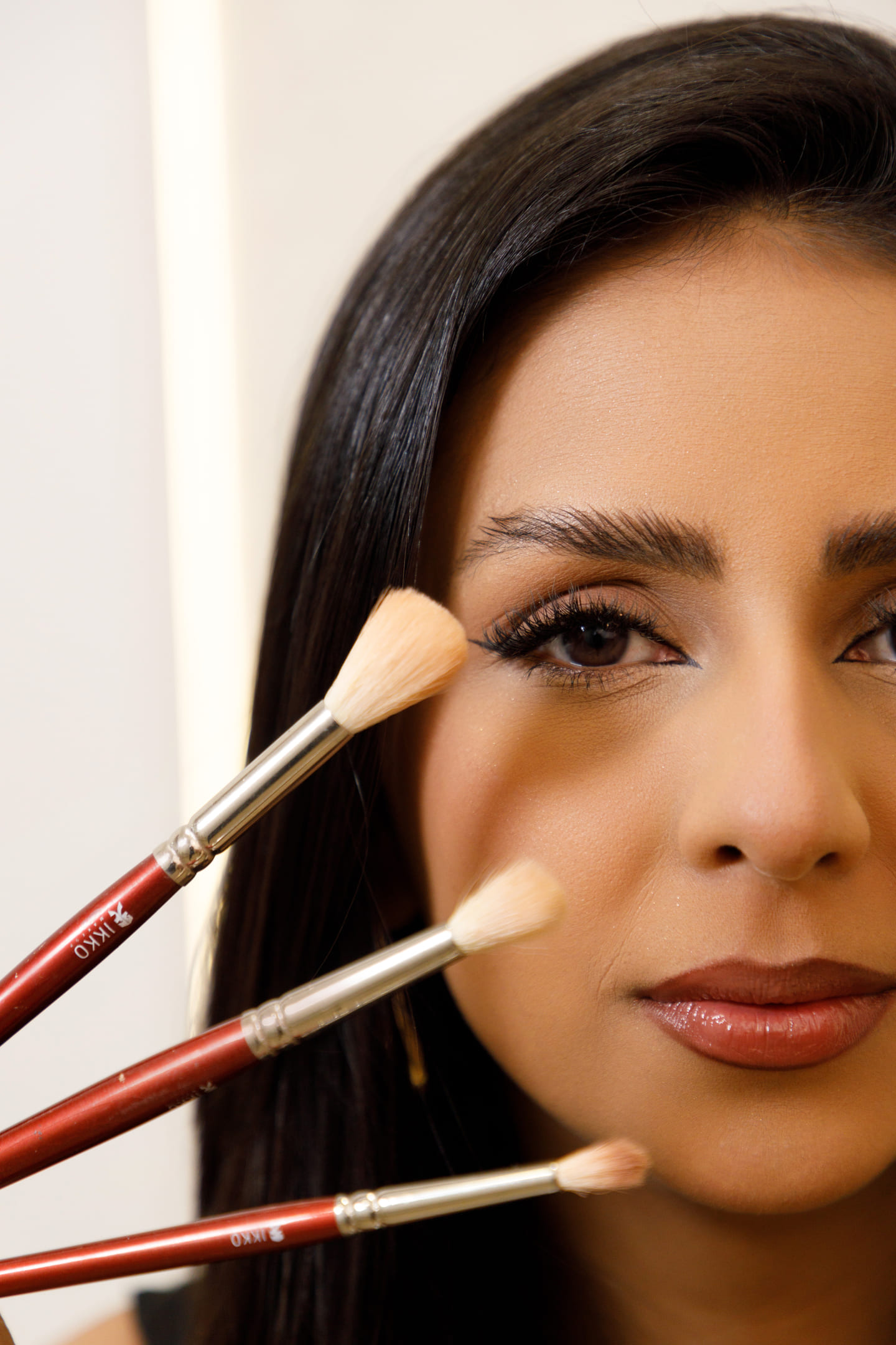 Ensaio de posicionamento profissional Andrielly Canedo maquiadora com pincéis de maquiagem em Maringá