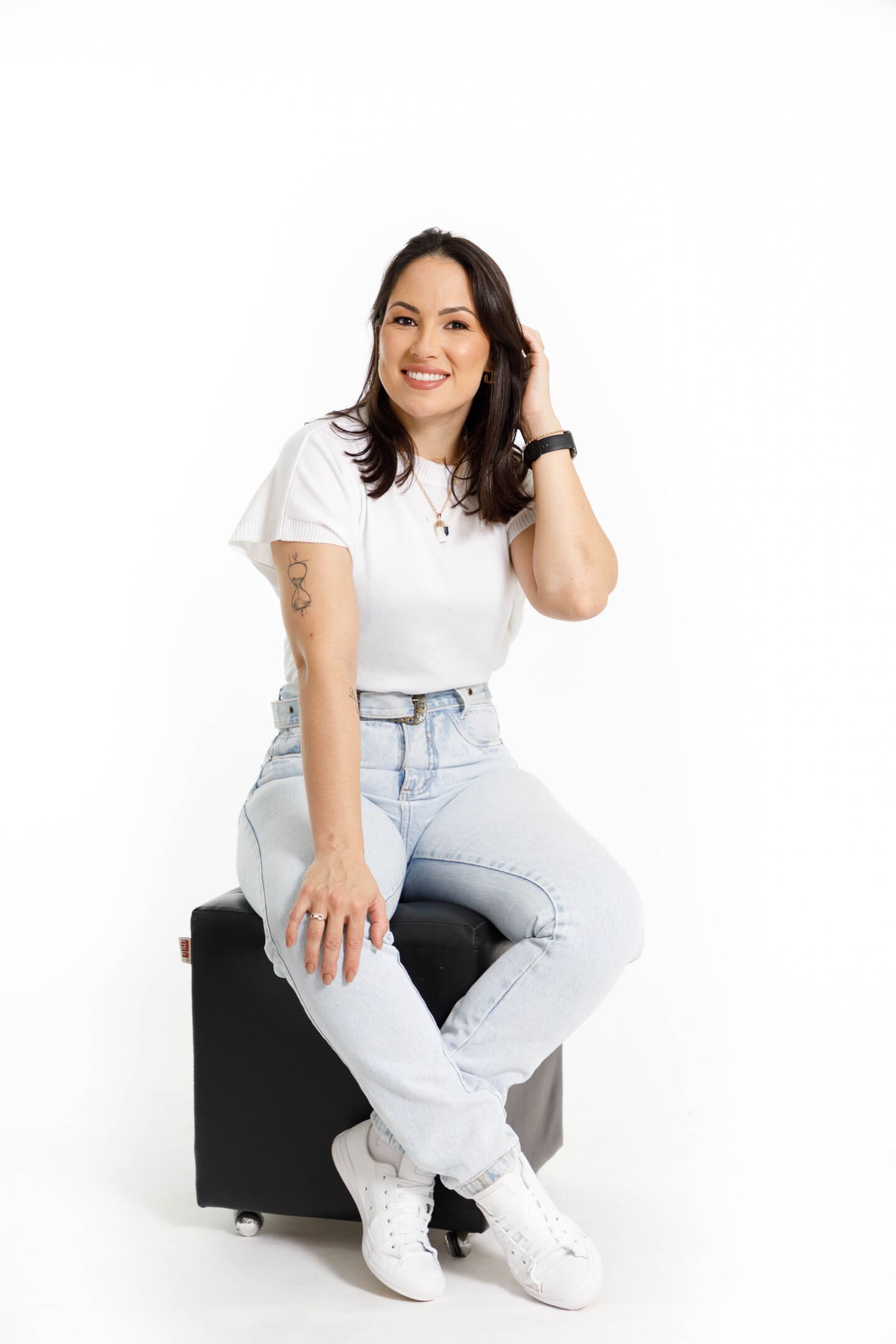 Bruna Umbelino em look casual com jeans no ensaio de posicionamento no Estúdio Foco Cianorte