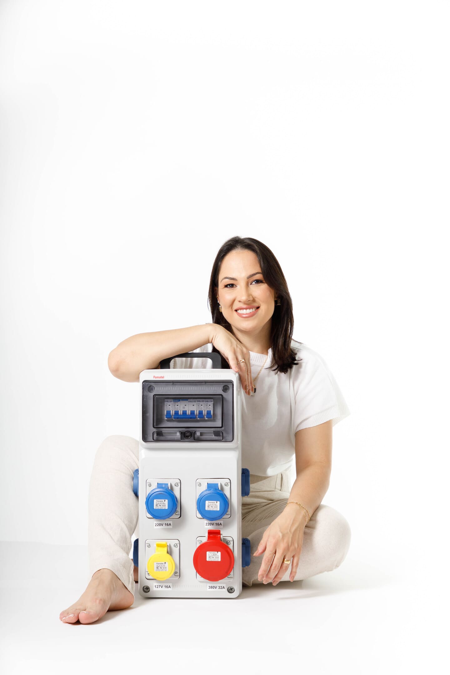 Bruna Umbelino com quadro de distribuição elétrica industrial no ensaio de posicionamento profissional