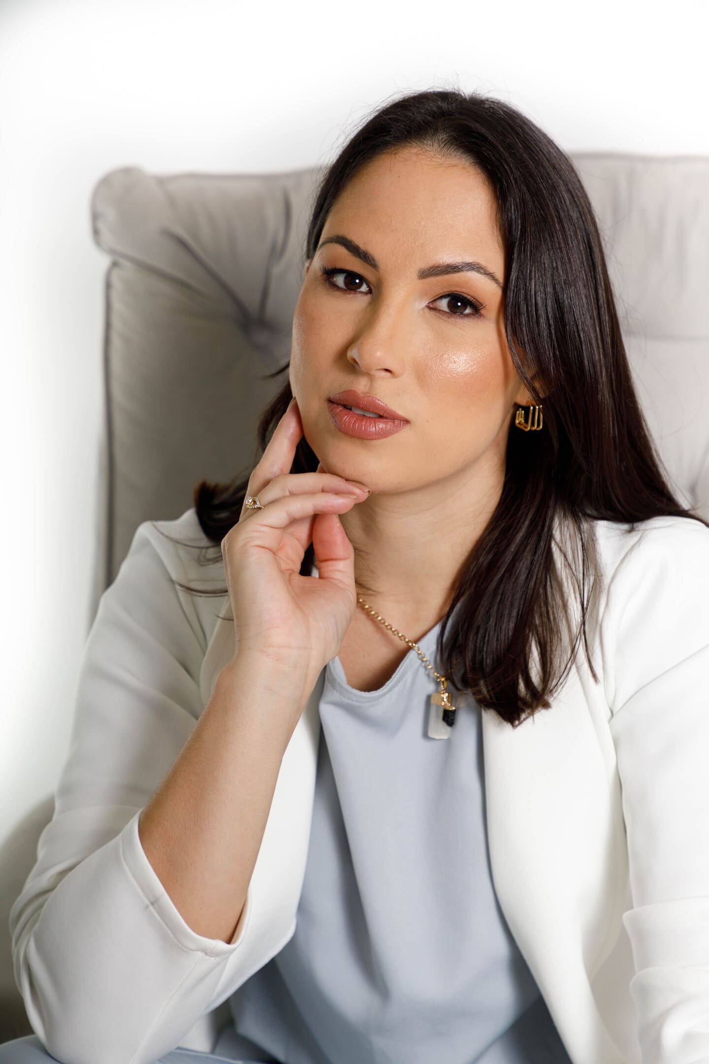 Retrato profissional de Bruna Umbelino com blazer branco no Estúdio Foco Cianorte