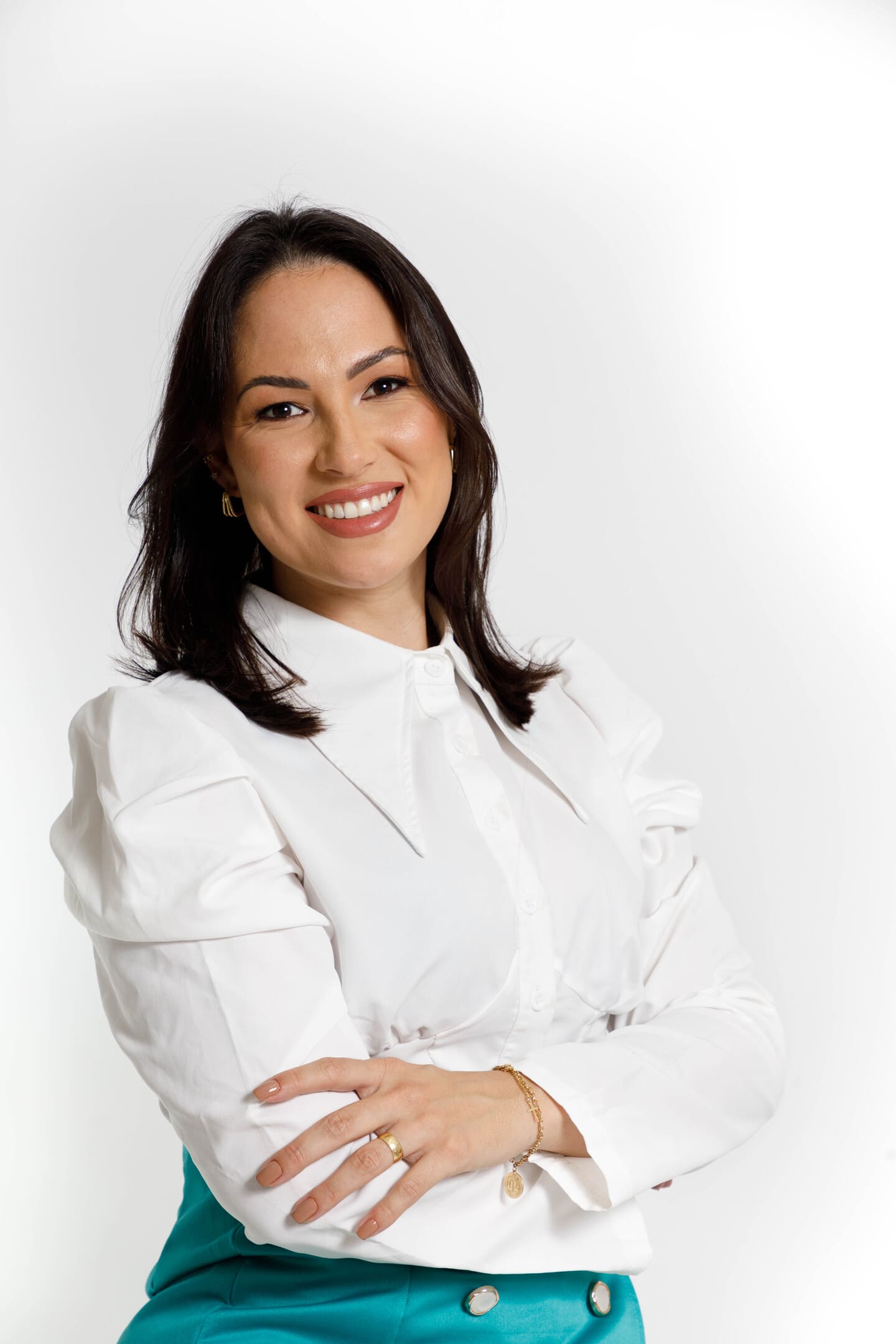 Retrato profissional de Bruna Umbelino com braços cruzados no Estúdio Foco Cianorte