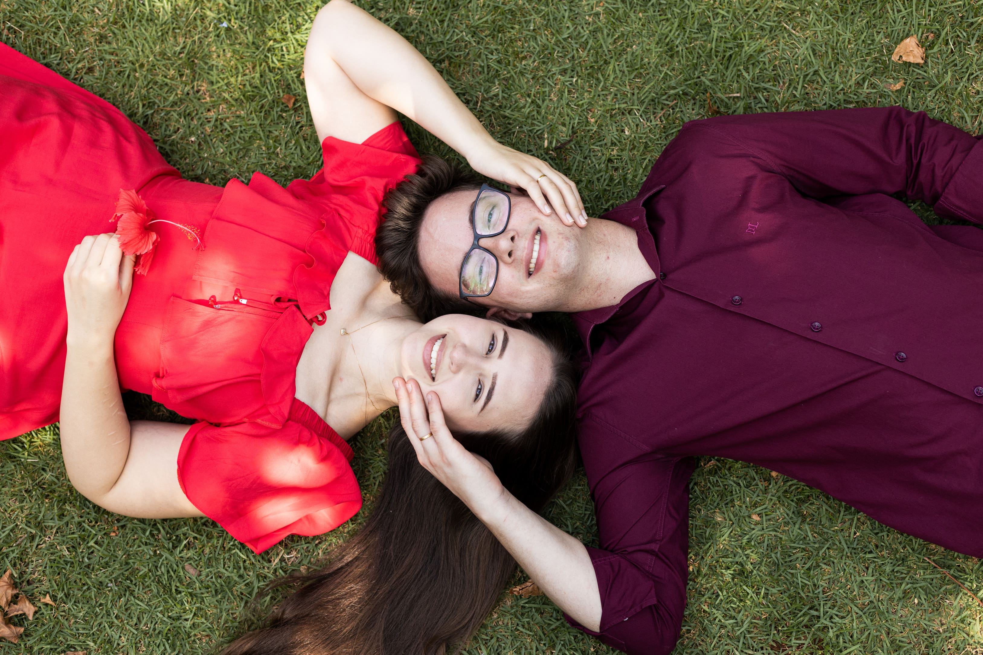 Momento íntimo do casal durante ensaio fotográfico